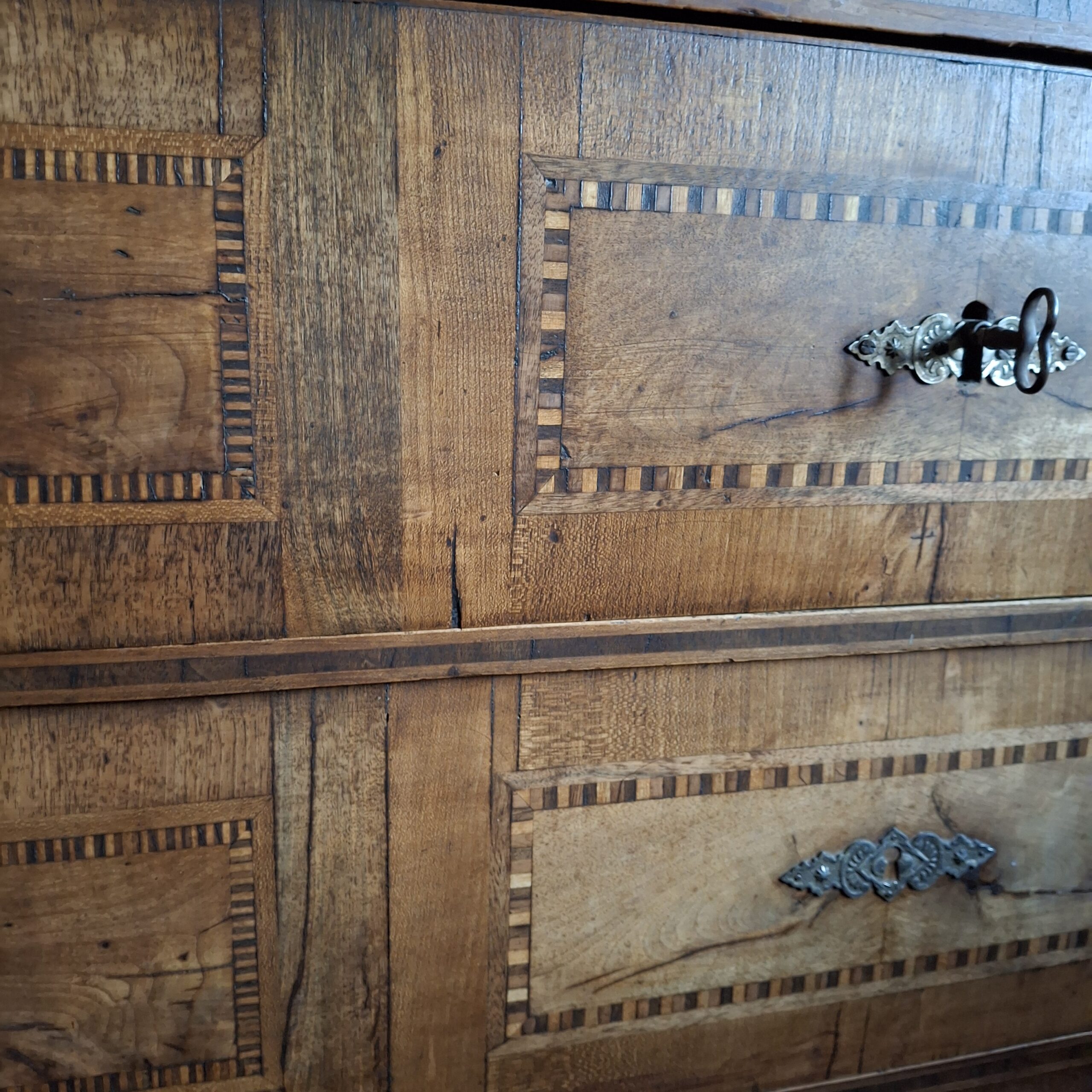 Antike Holzkommode mit Intarsien