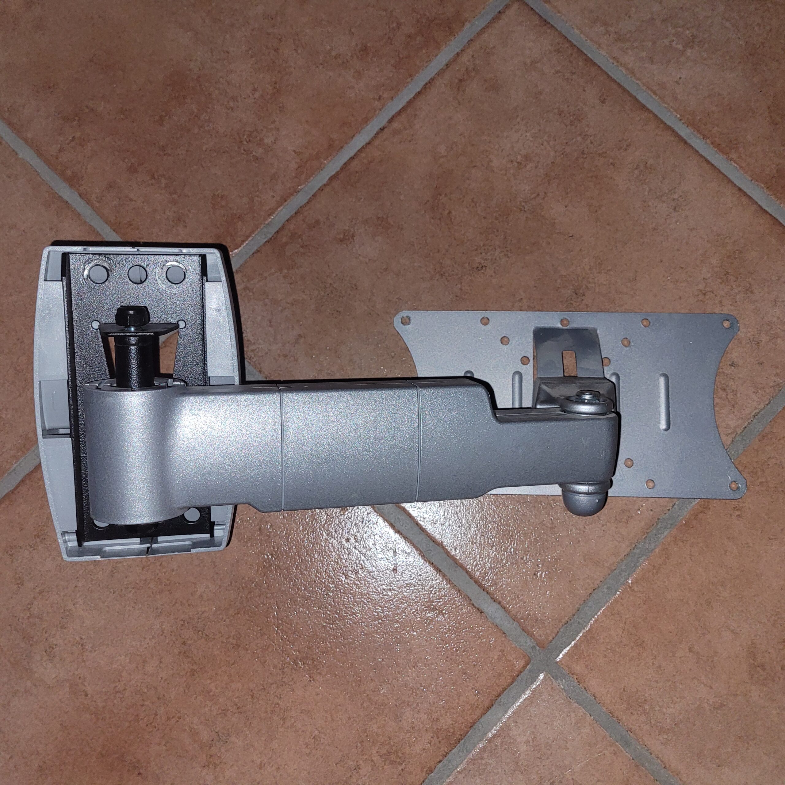 Verkaufe universelle TV-Halterung / Vendo supporto TV universale