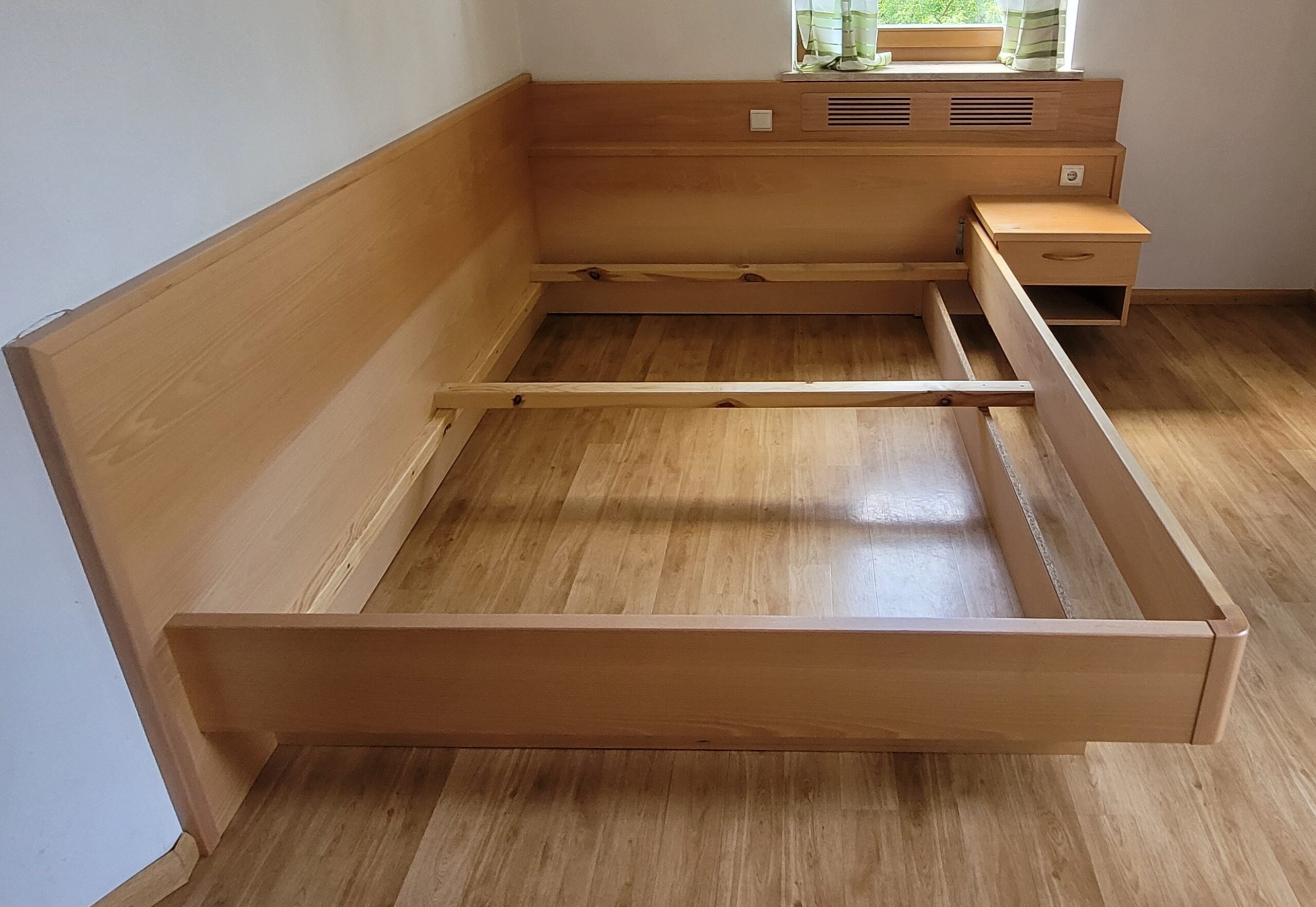 Doppelbett inkl. Nachtkästchen/Letto matrimoniale con comodino