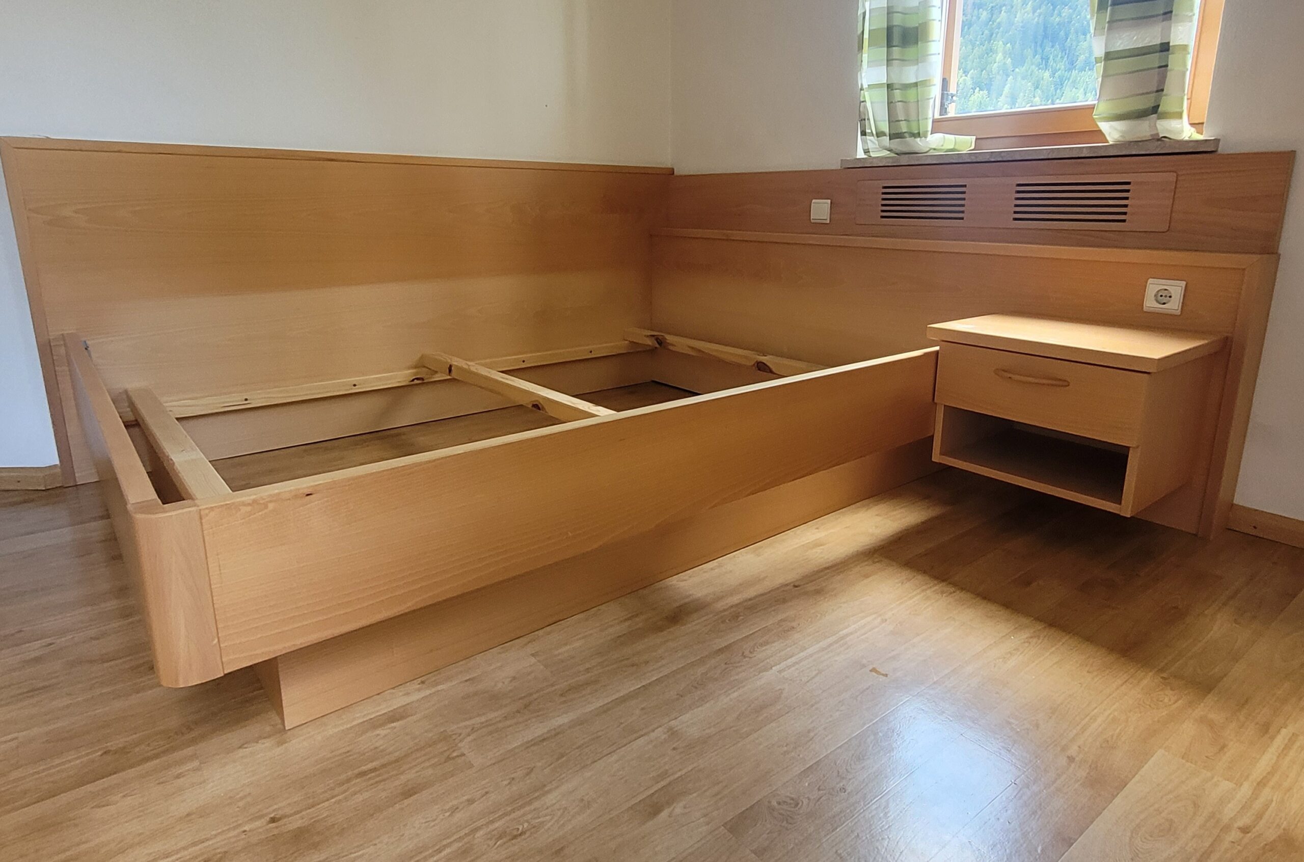 Doppelbett inkl. Nachtkästchen/Letto matrimoniale con comodino