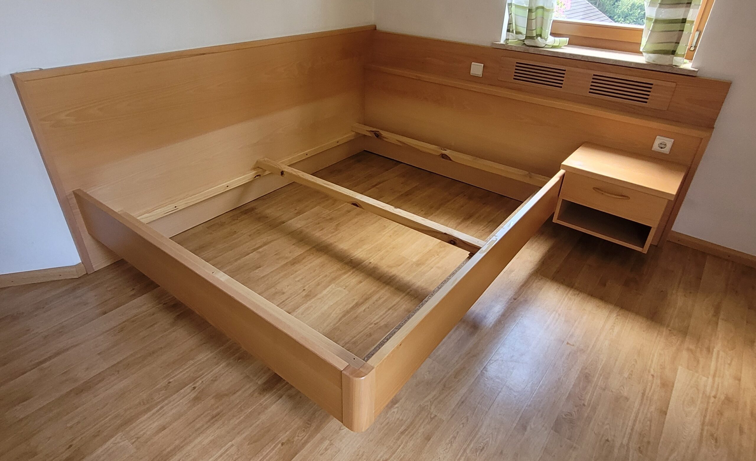 Doppelbett inkl. Nachtkästchen/Letto matrimoniale con comodino