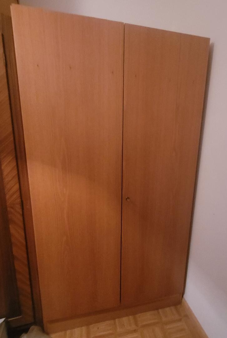 Verkaufe einen Kleiderschrank / Vendo un armadio