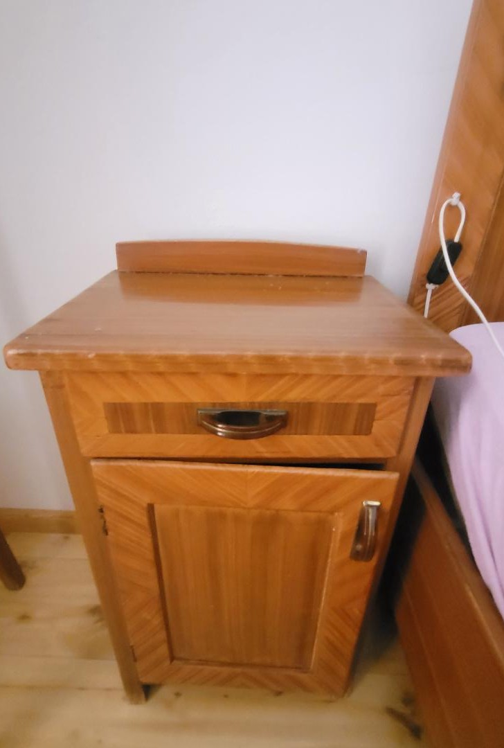 Verkaufe 2 Nachtkästchen / Vendo 2 comodini