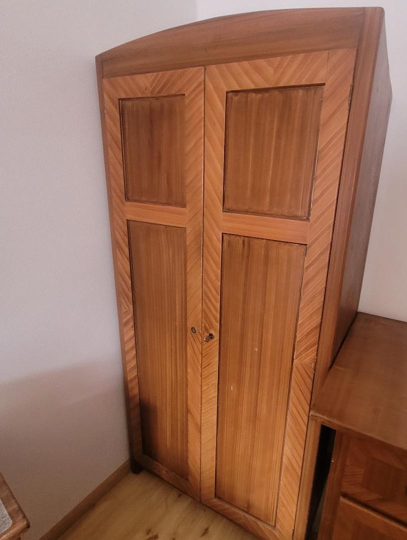 Verkaufe 2 Kleiderschränke aus Holz / Vendo 2 armadi in legno