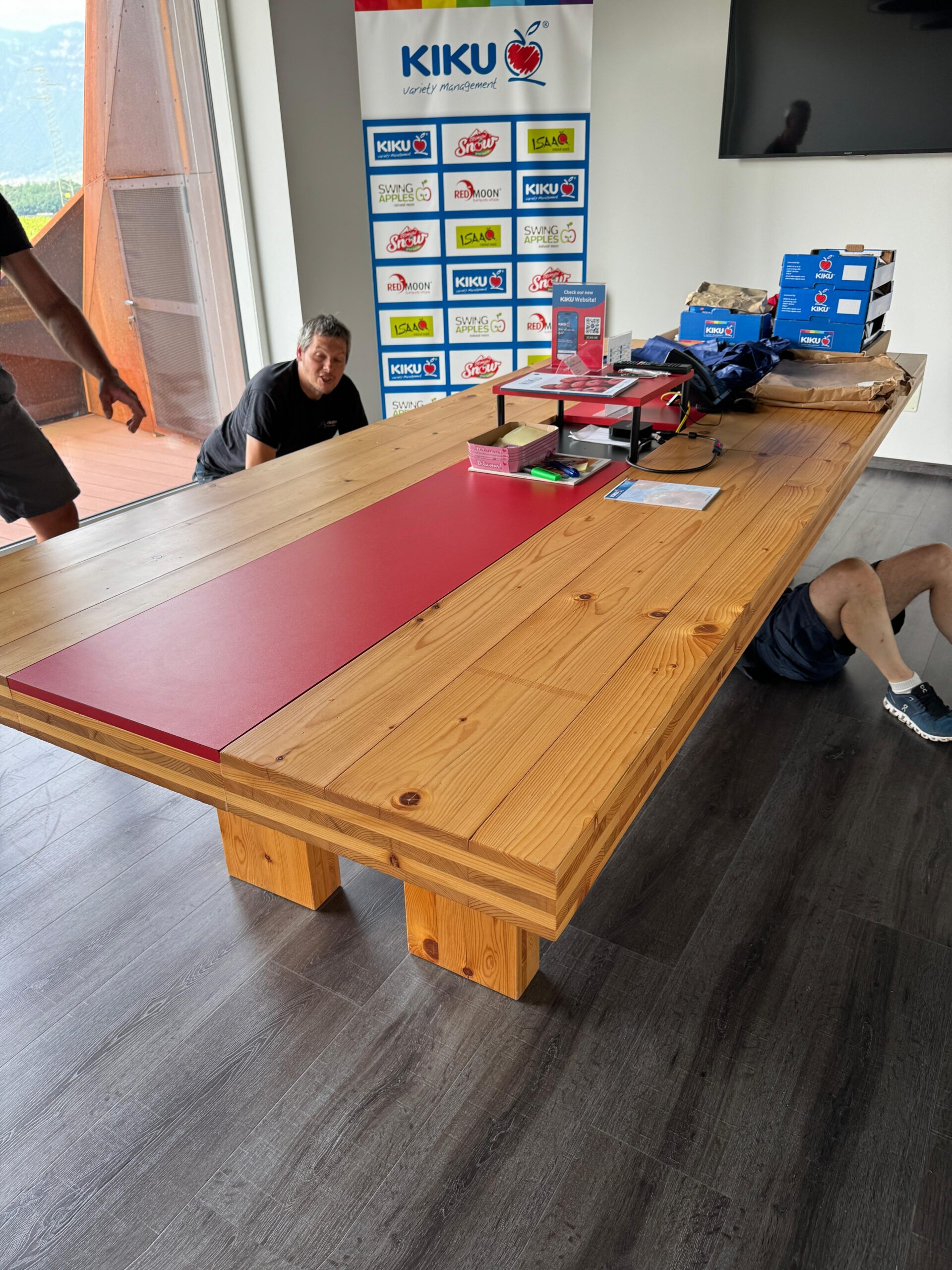 Massiver Tisch für Meetingraum