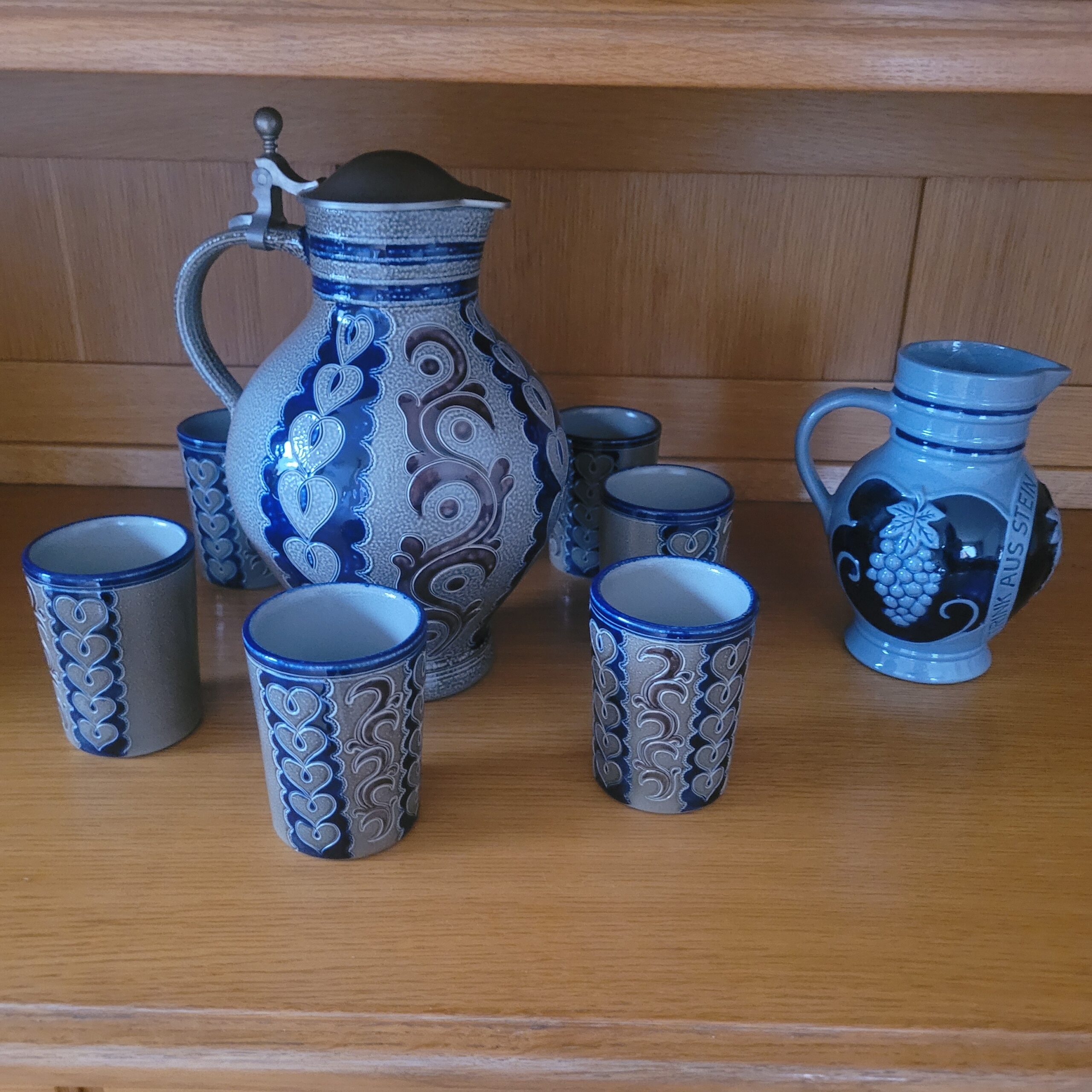 2 Steingut-Krüge mit 6 Bechern/2 brocche in gres con 6 bicchieri