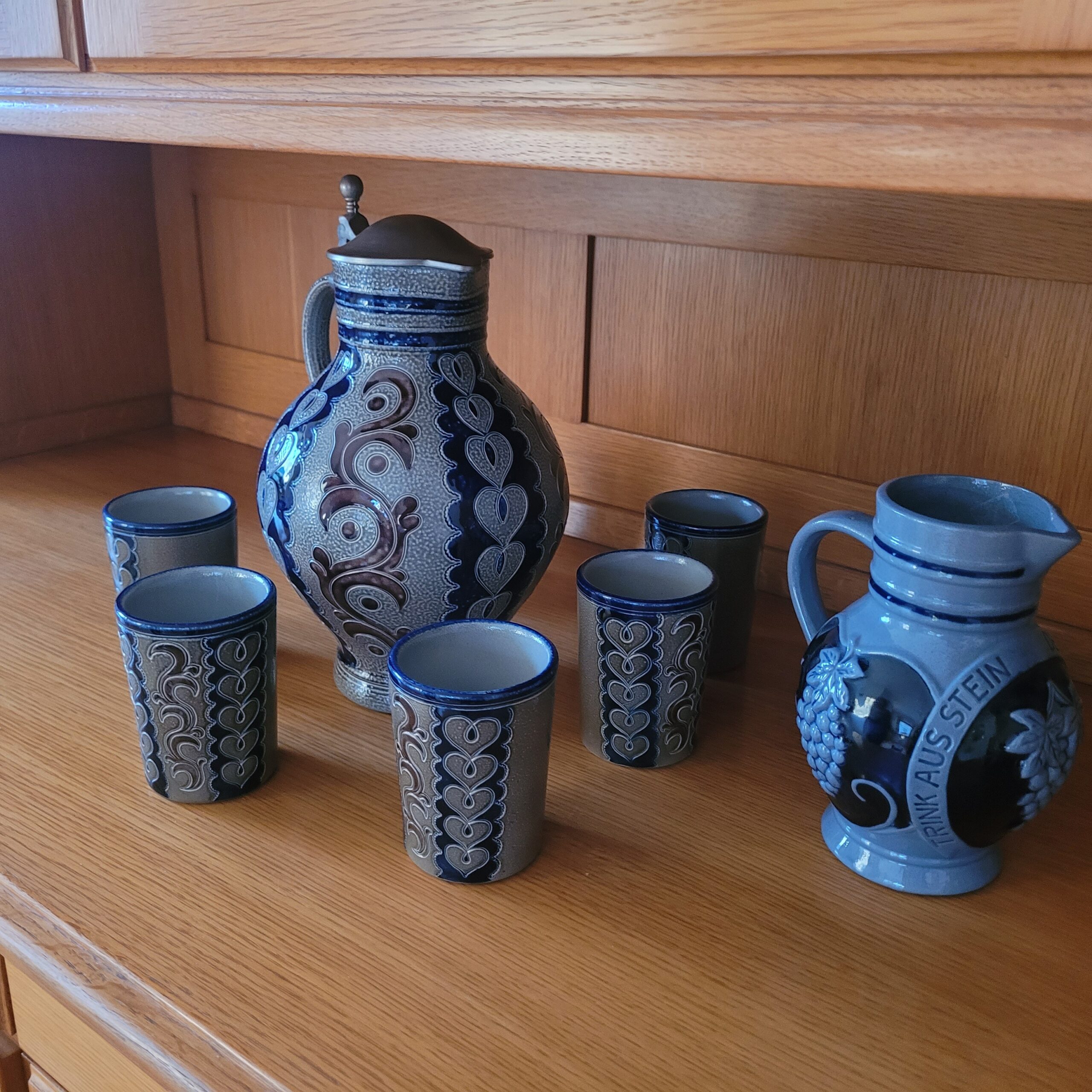 2 Steingut-Krüge mit 6 Bechern/2 brocche in gres con 6 bicchieri