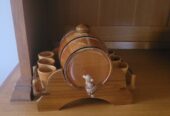 Weinfass und 6 Becher aus Holz/Botte da vino con 6 bicchieri in legno