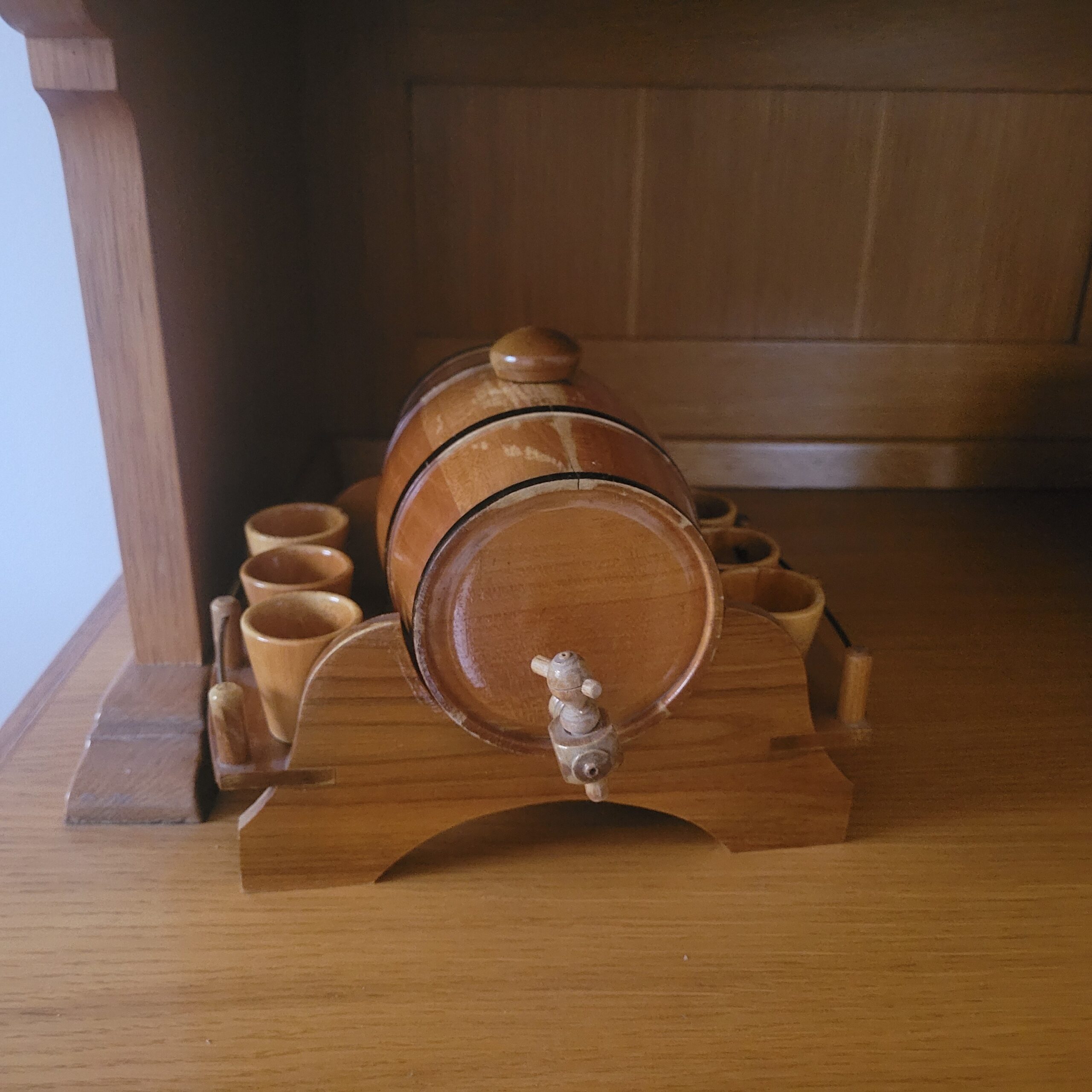 Weinfass und 6 Becher aus Holz/Botte da vino con 6 bicchieri in legno