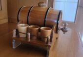 Weinfass und 6 Becher aus Holz/Botte da vino con 6 bicchieri in legno