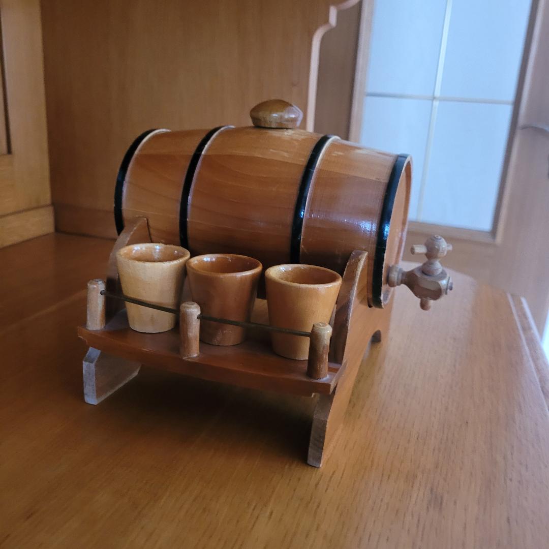 Weinfass und 6 Becher aus Holz/Botte da vino con 6 bicchieri in legno