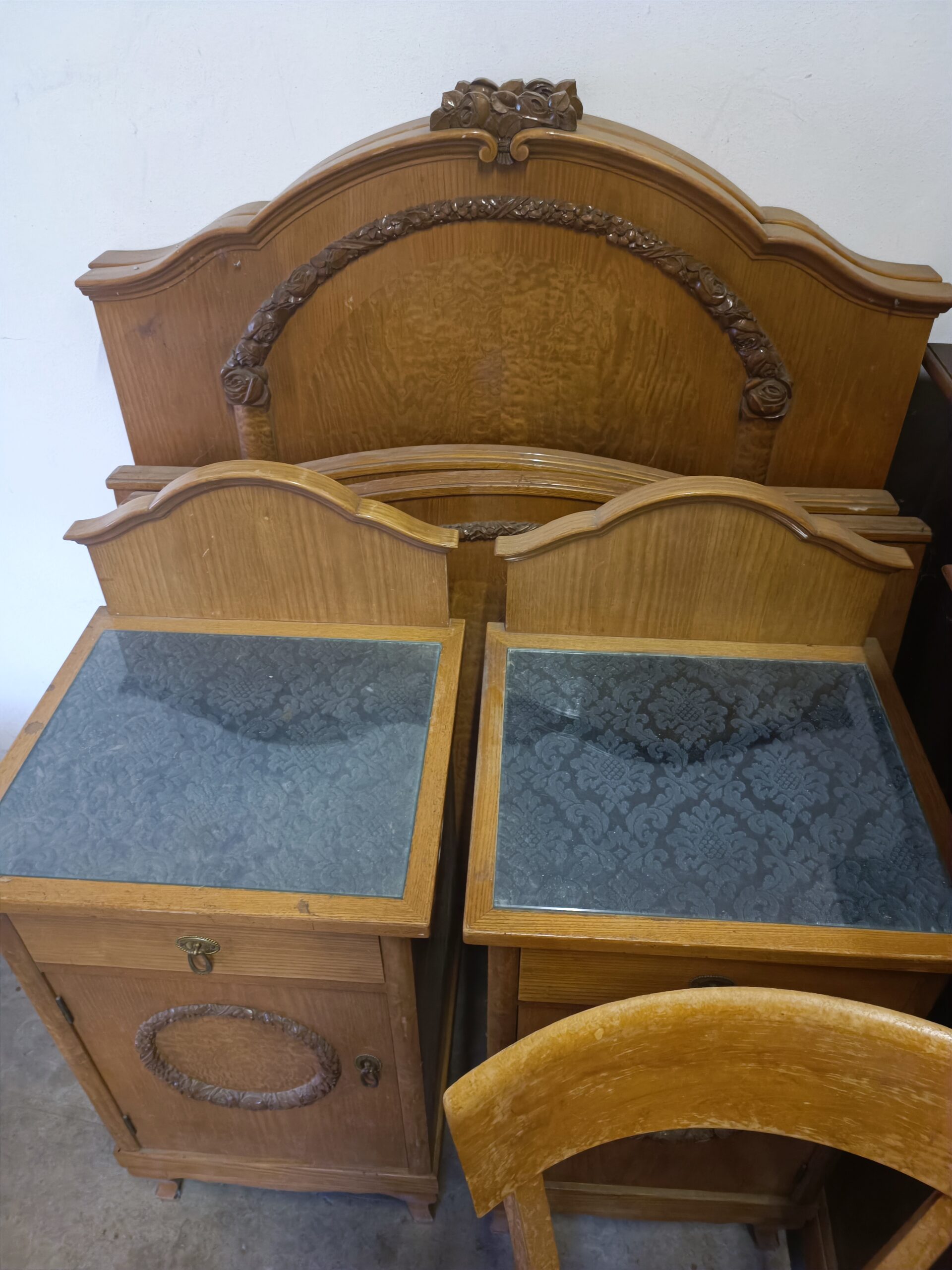 antikes Doppelbett mit 2 Nachtkästchen