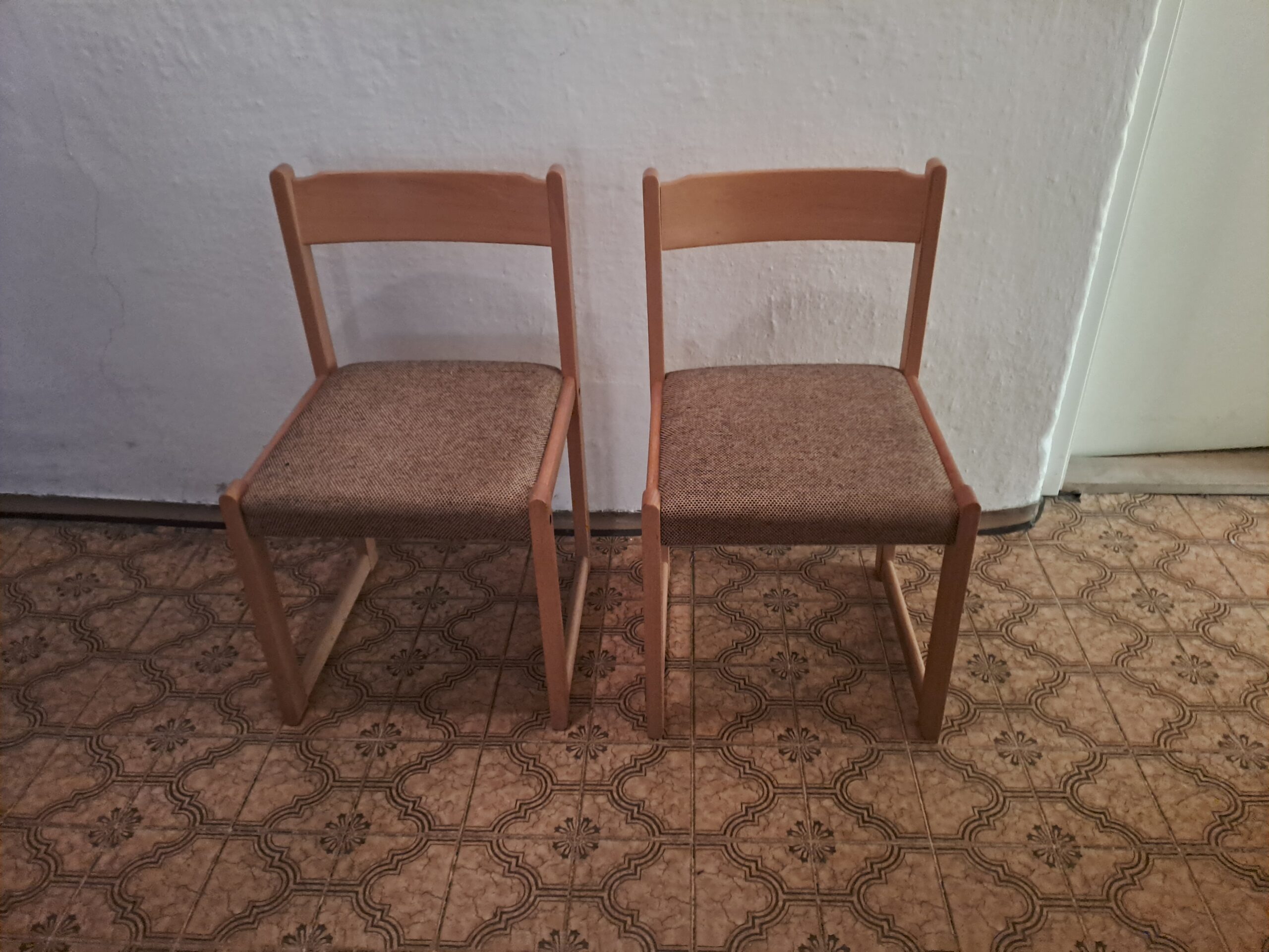 Zwei Stühle zu verkaufen