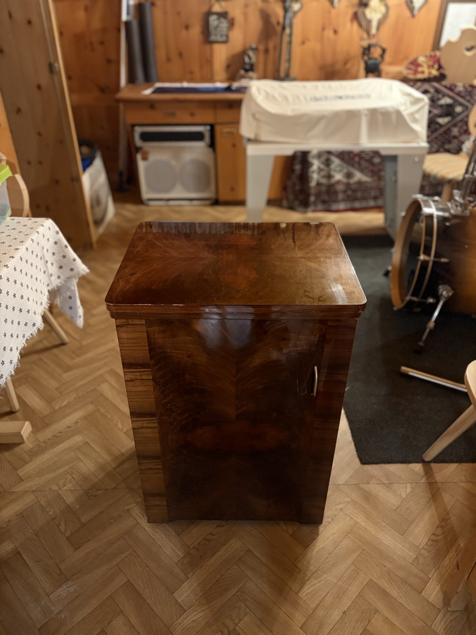 Antike Nähmaschine im ausklappbaren Tisch (HUSQARNA TYPE 51E)