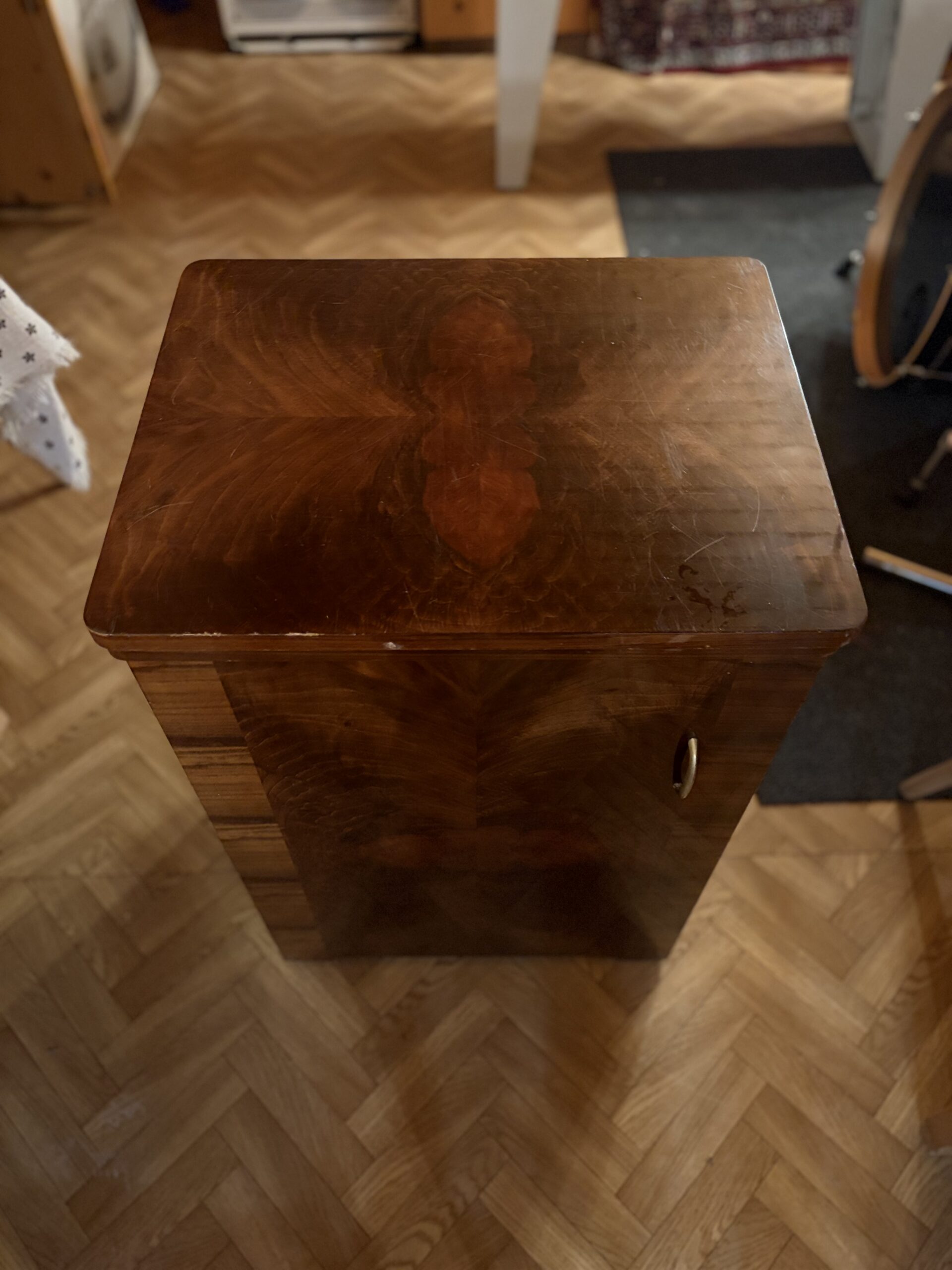 Antike Nähmaschine im ausklappbaren Tisch (HUSQARNA TYPE 51E)