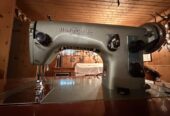 Antike Nähmaschine im ausklappbaren Tisch (HUSQARNA TYPE 51E)