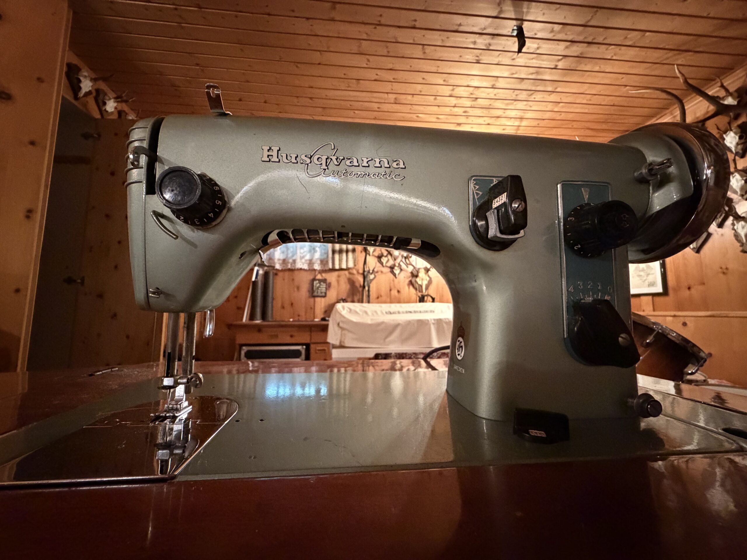 Antike Nähmaschine im ausklappbaren Tisch (HUSQARNA TYPE 51E)