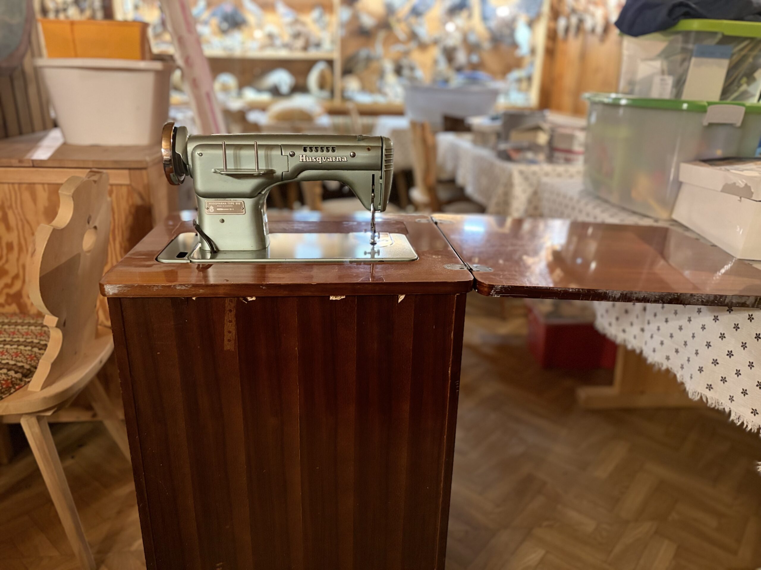 Antike Nähmaschine im ausklappbaren Tisch (HUSQARNA TYPE 51E)