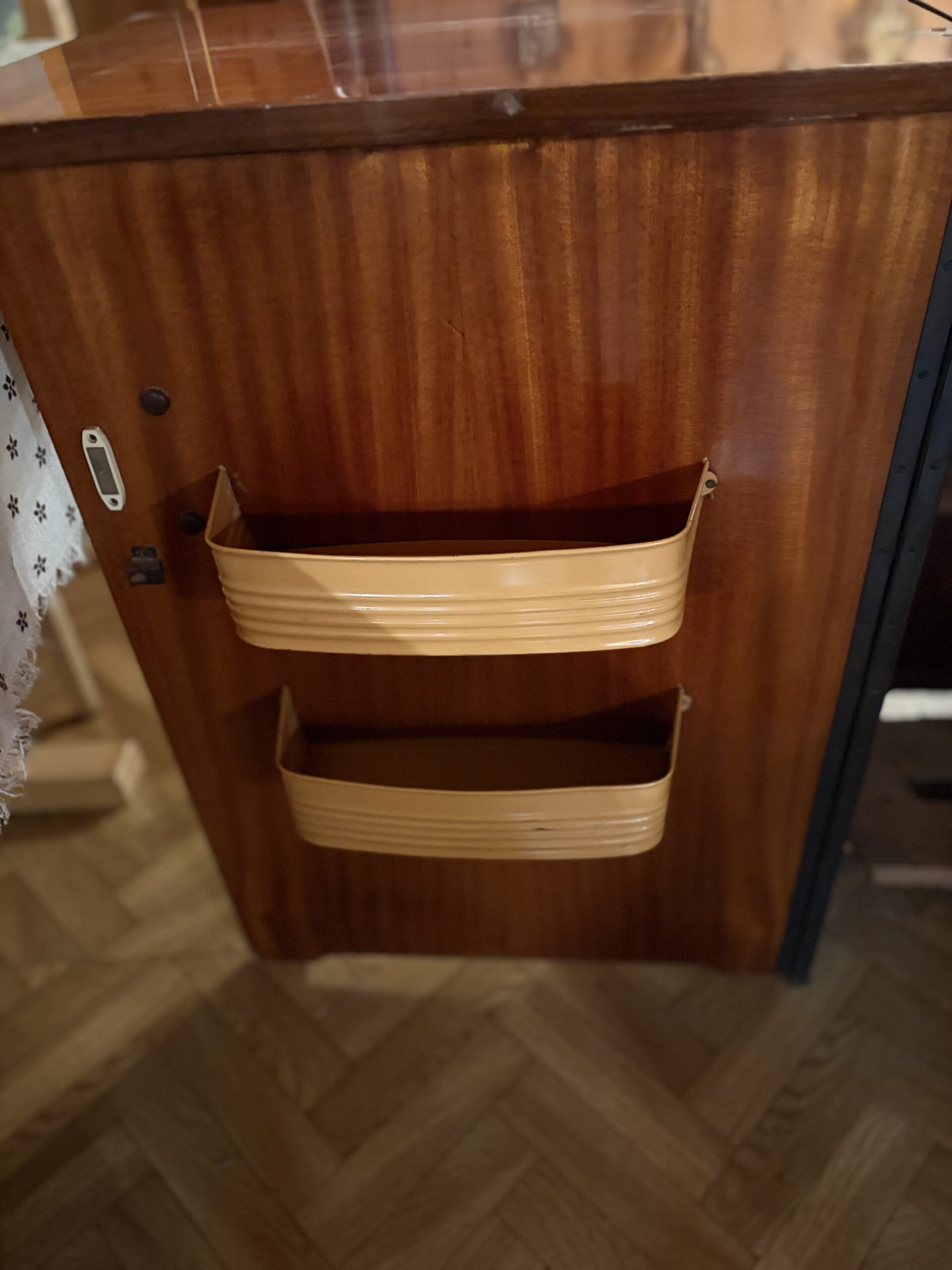 Antike Nähmaschine im ausklappbaren Tisch (HUSQARNA TYPE 51E)