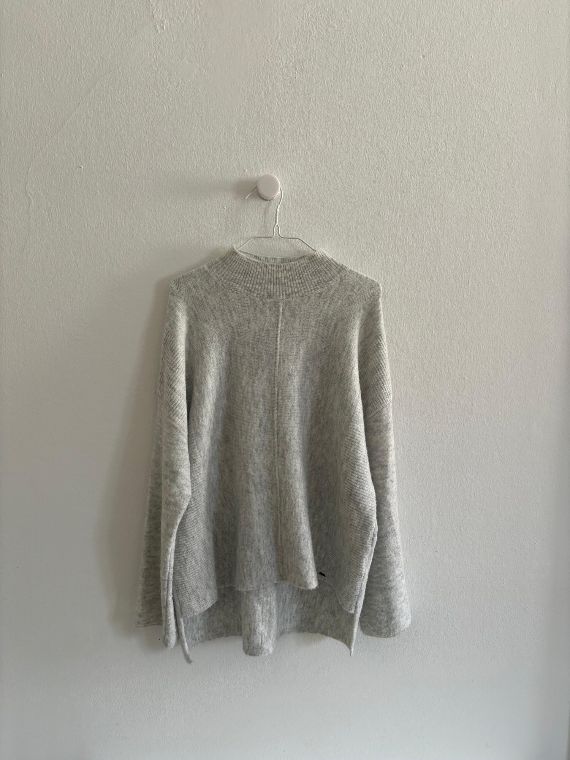 Gas grauer Pulli mit Turtleneck, neuwertig!