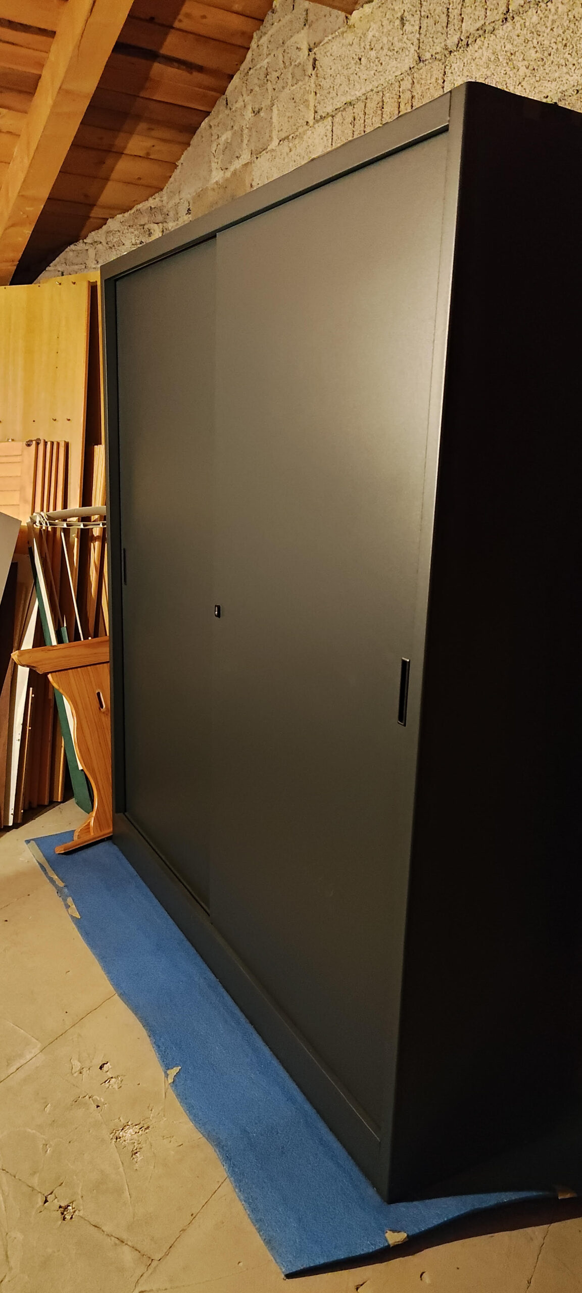 Metallschrank wie neu. Maße in cm: 200x180x45. Armadio metallico come nuovo. Misure in cm: 200x180x45