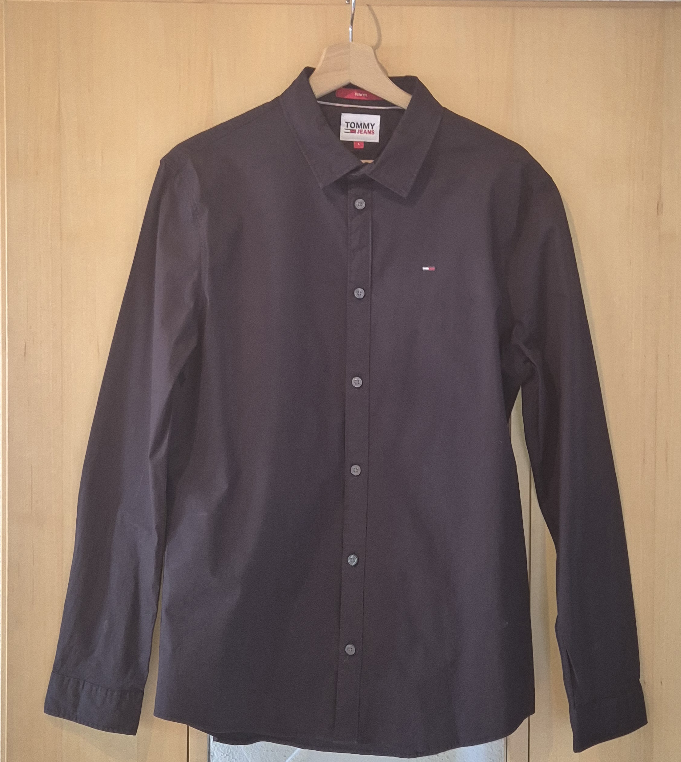 Neuwertiges schwarzes Herren-Hemd Tommy Hilfiger Slim fit zu verkaufen