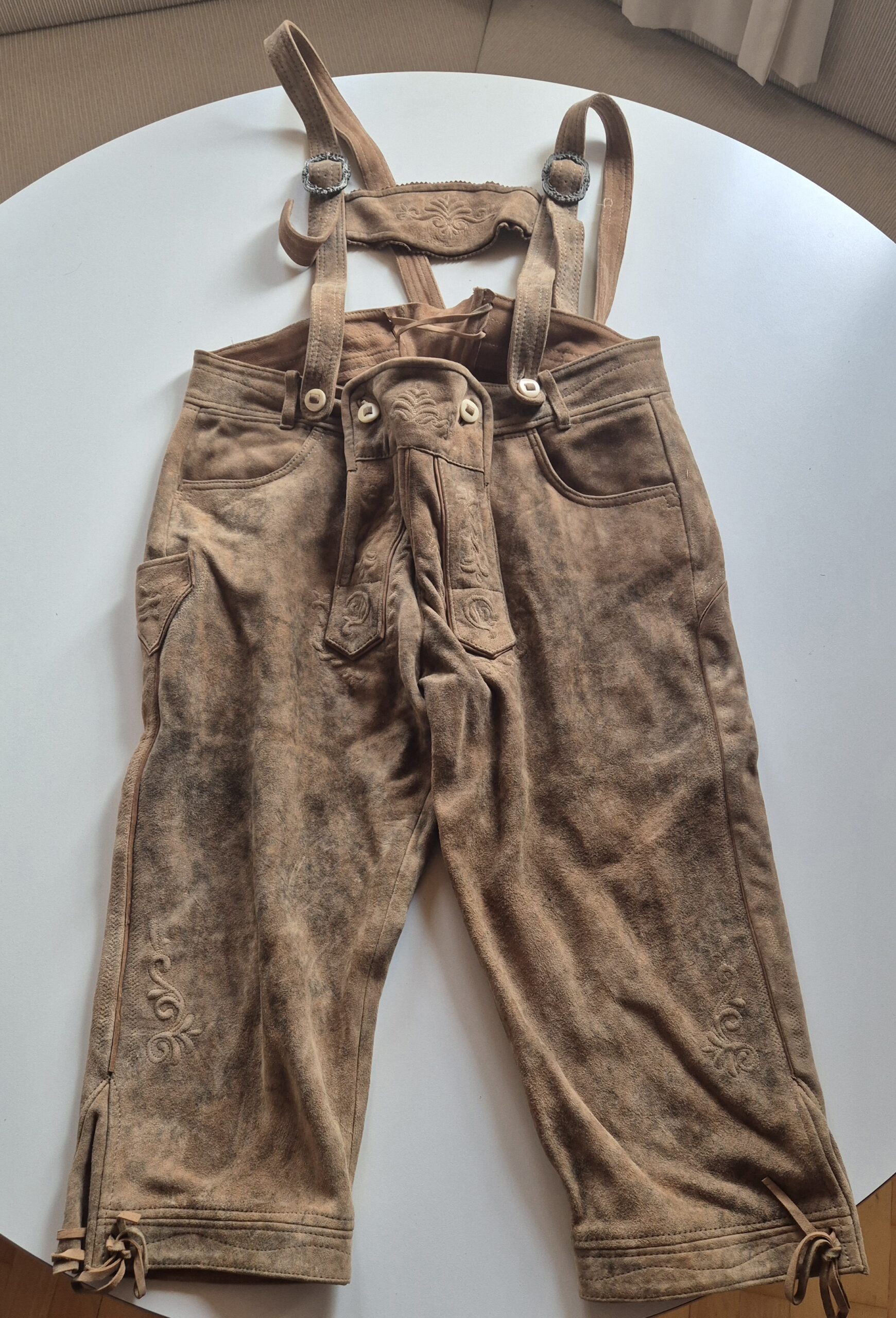 Schöne mittellange Lederhose in Größe 54 zu verkaufen