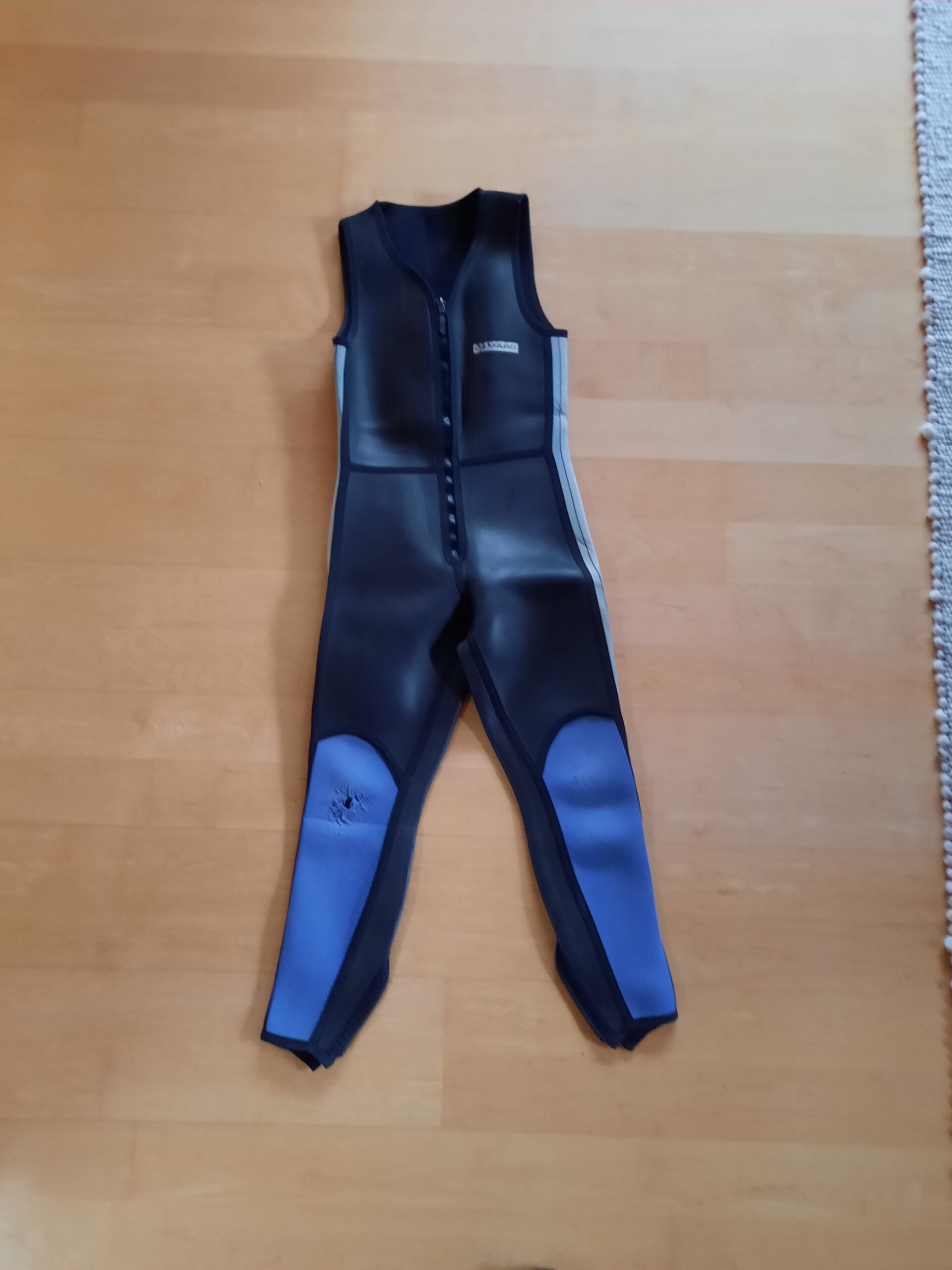 2 Surfanzüge zu verschenken