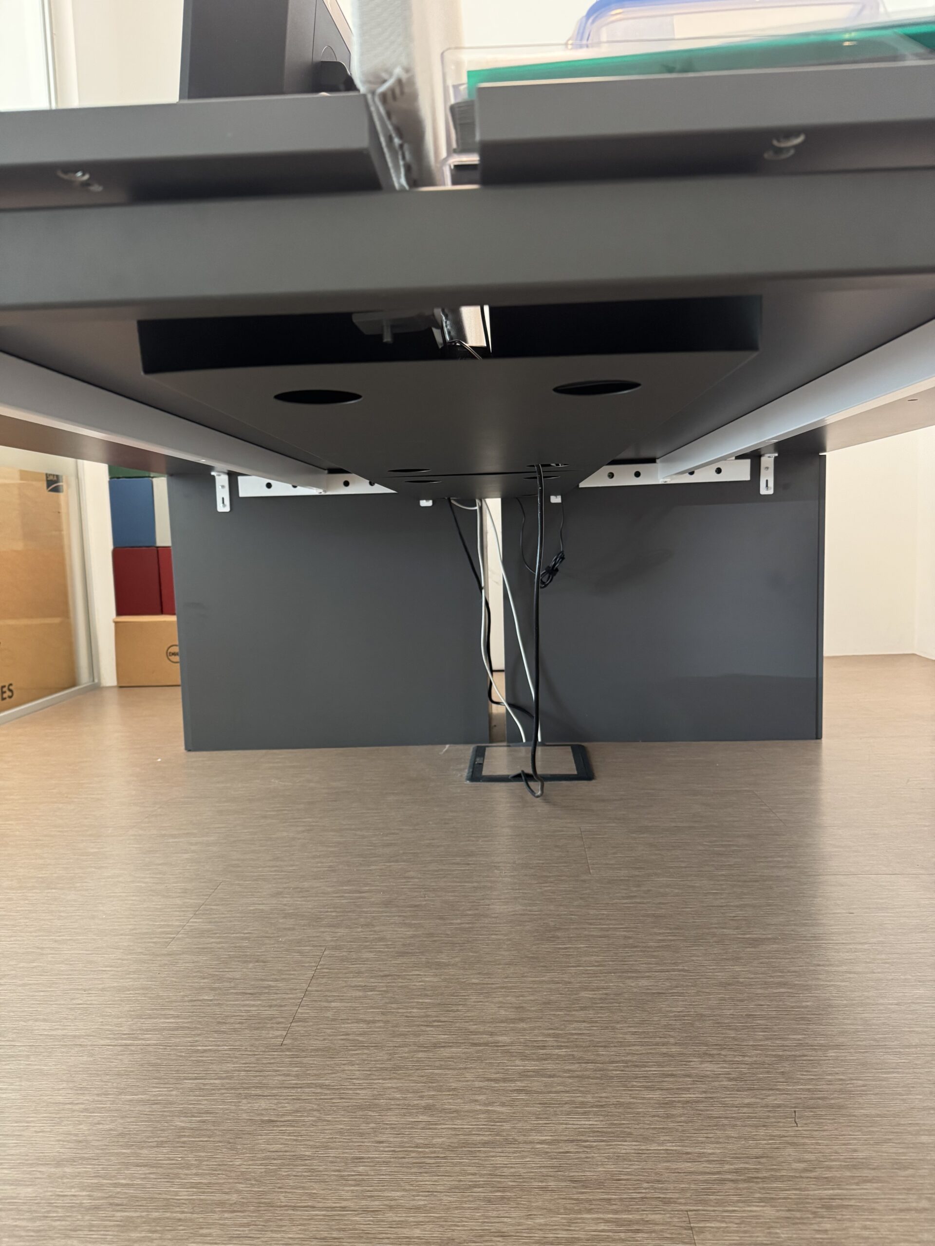 Schreibtisch Bench (Doppeltisch) mit Stauraum – 1.800 € pro Stück (2 Stück verfügbar)