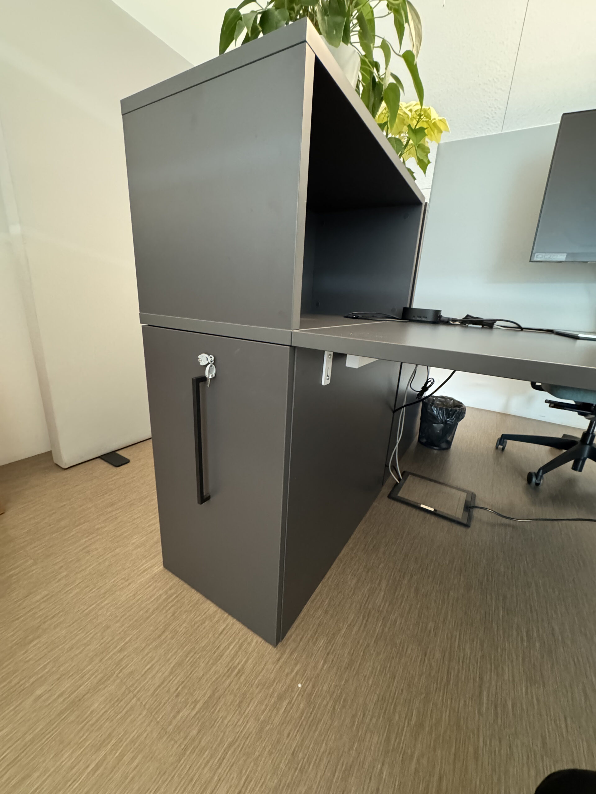 Schreibtisch Bench (Doppeltisch) mit Stauraum – 1.800 € pro Stück (2 Stück verfügbar)