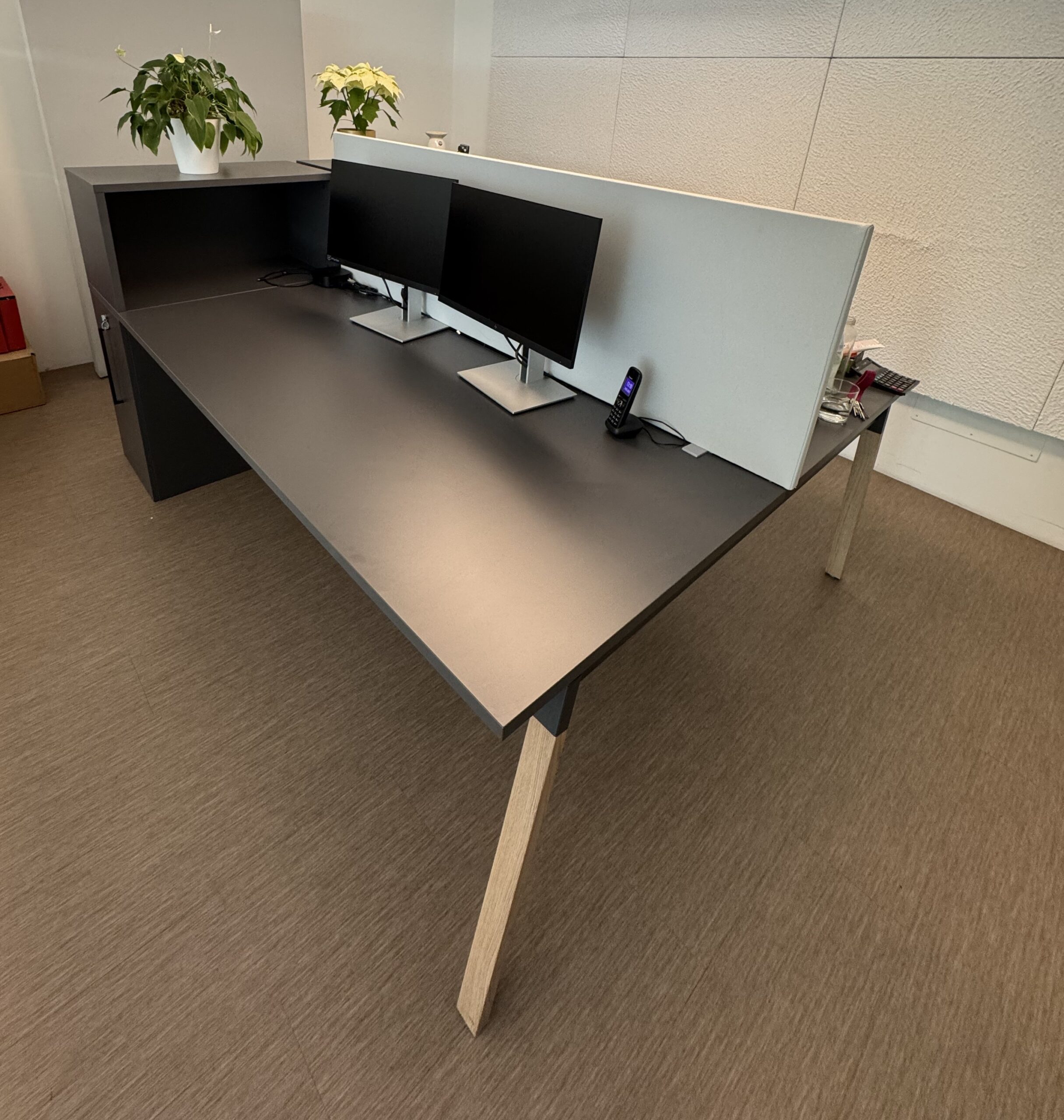 Schreibtisch Bench (Doppeltisch) mit Stauraum – 1.800 € pro Stück (2 Stück verfügbar)