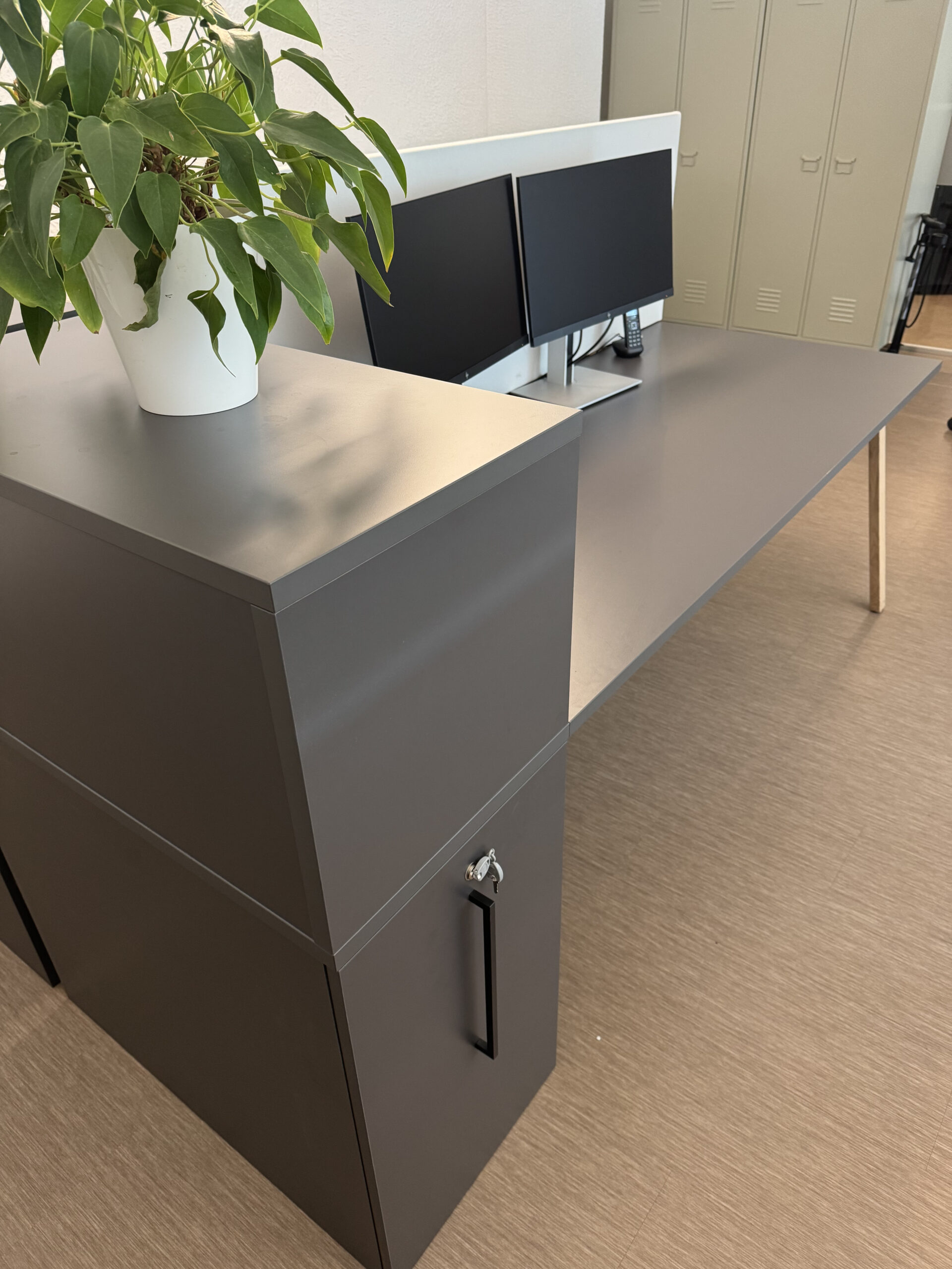 Schreibtisch Bench (Doppeltisch) mit Stauraum – 1.800 € pro Stück (2 Stück verfügbar)