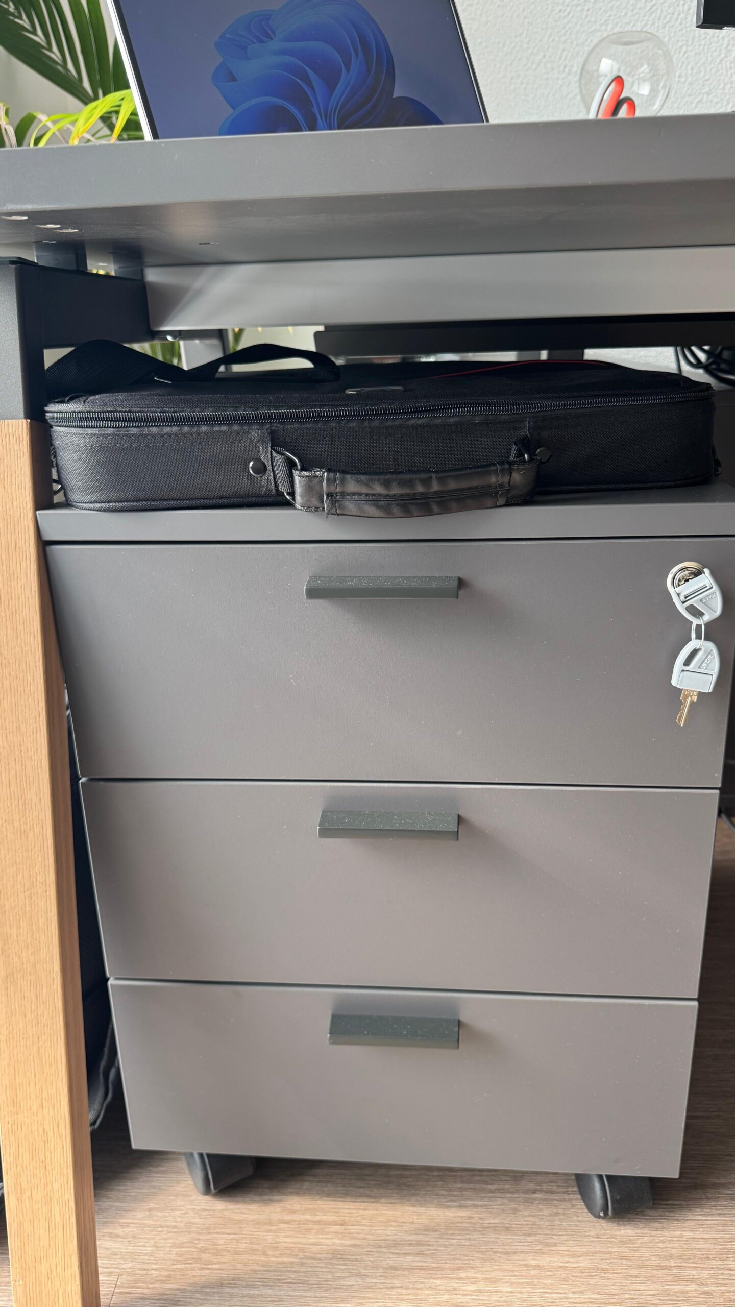 Schreibtisch mit Dienstmöbel und Rollcontainer – 1.300 € VB