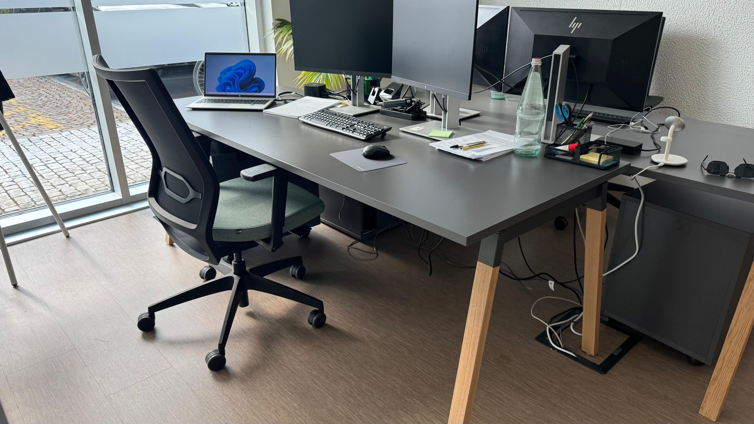 Schreibtisch 200 x 80 x H 74 cm mit Rollcontainer – 800 € VB