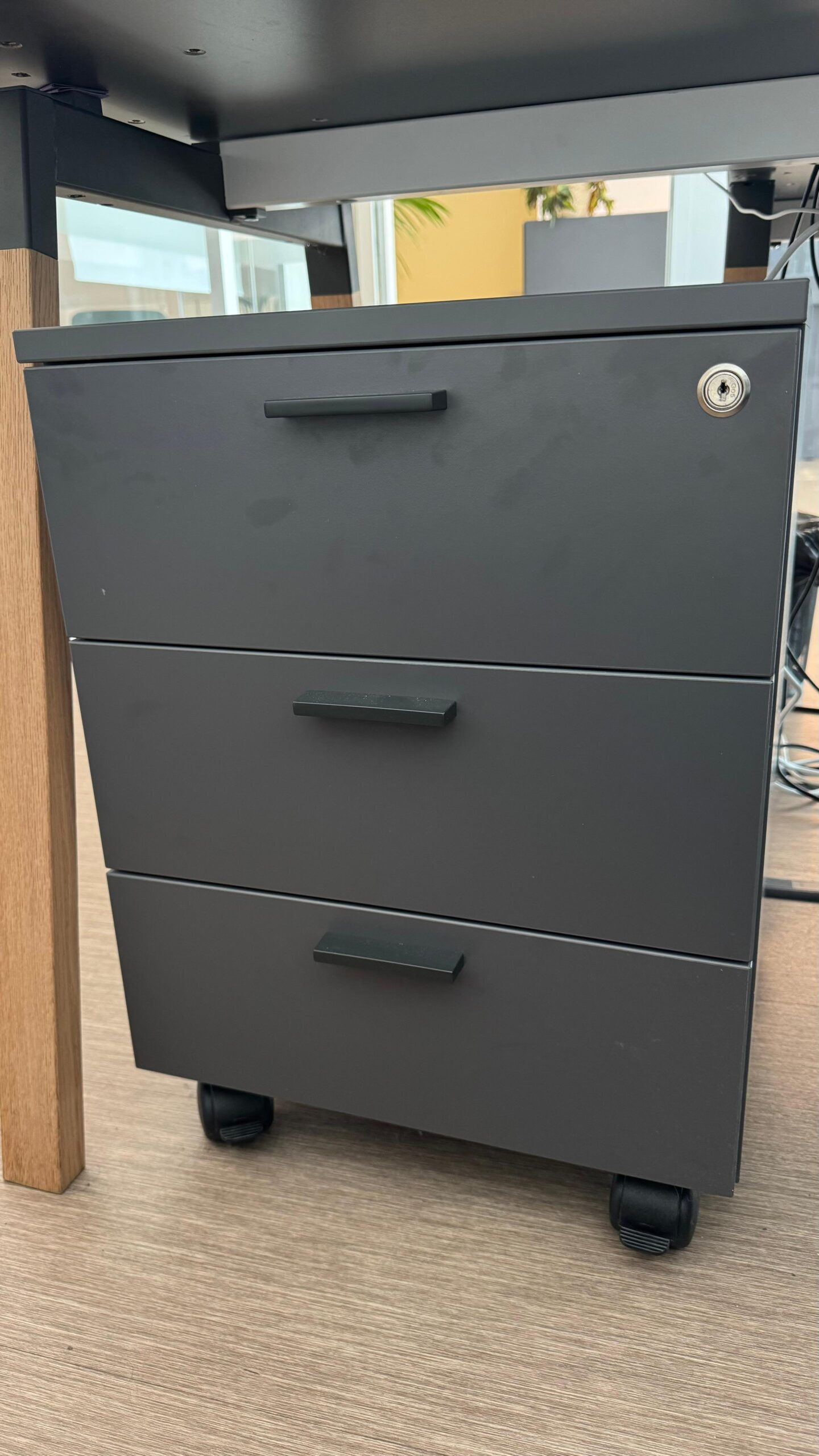 Schreibtisch mit Dienstmöbel und Rollcontainer – 1.300 € VB