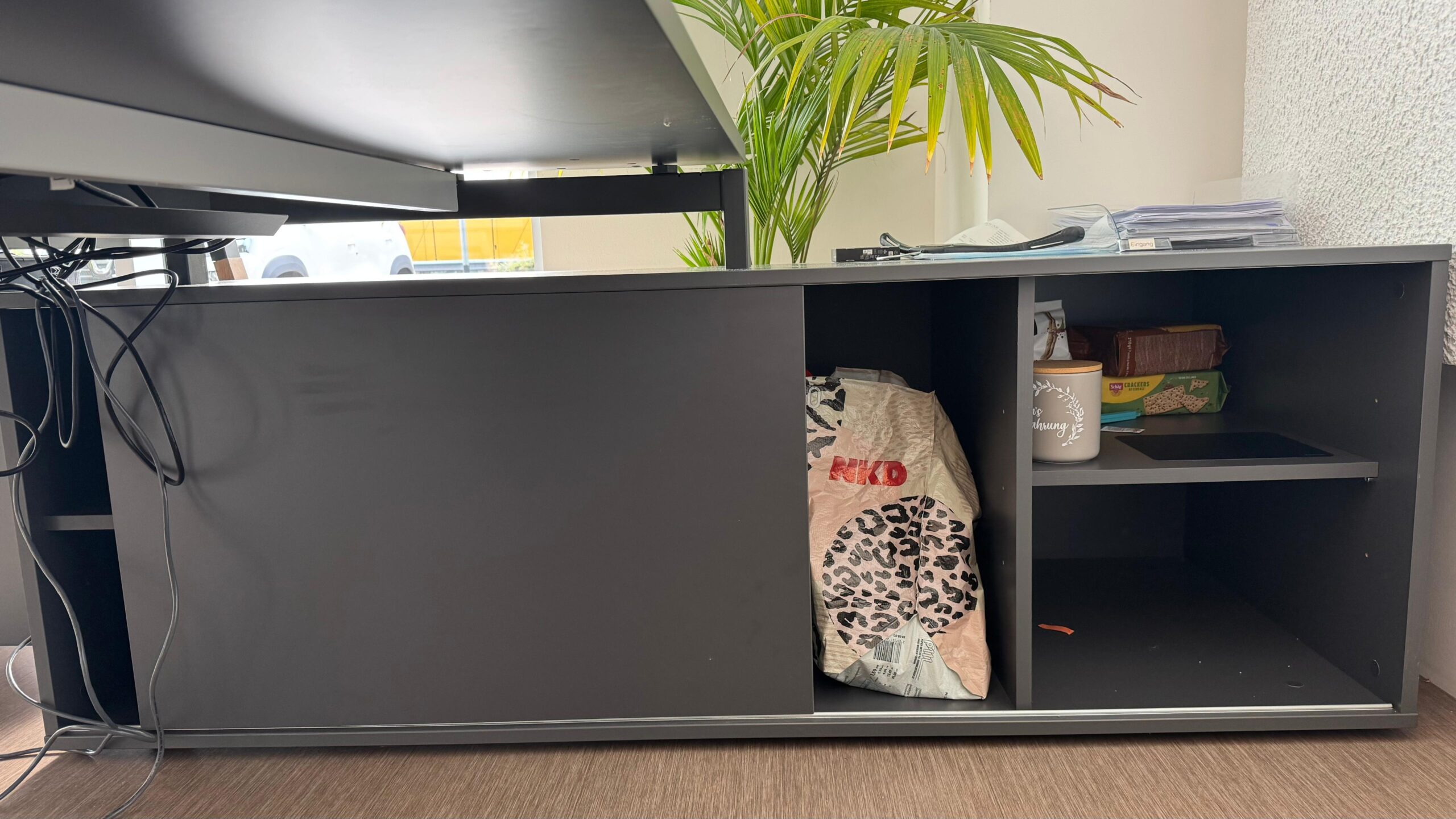 Schreibtisch mit Dienstmöbel und Rollcontainer – 1.300 € VB