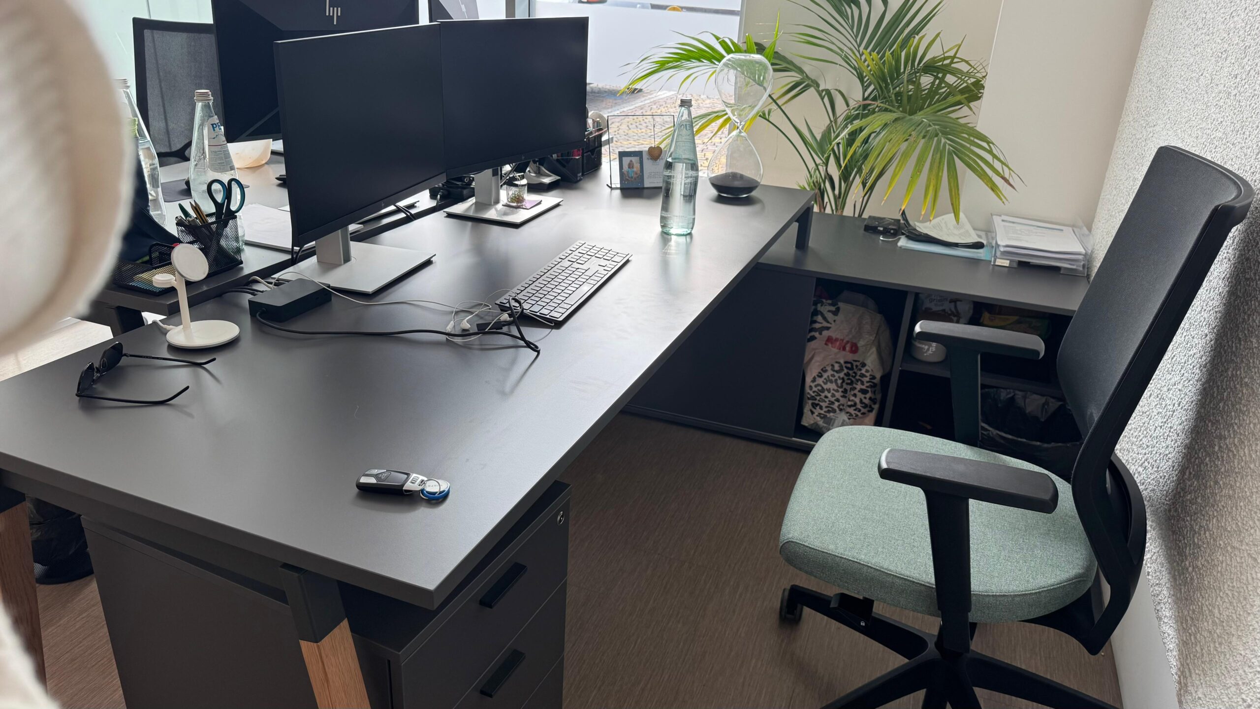 Schreibtisch mit Dienstmöbel und Rollcontainer – 1.300 € VB