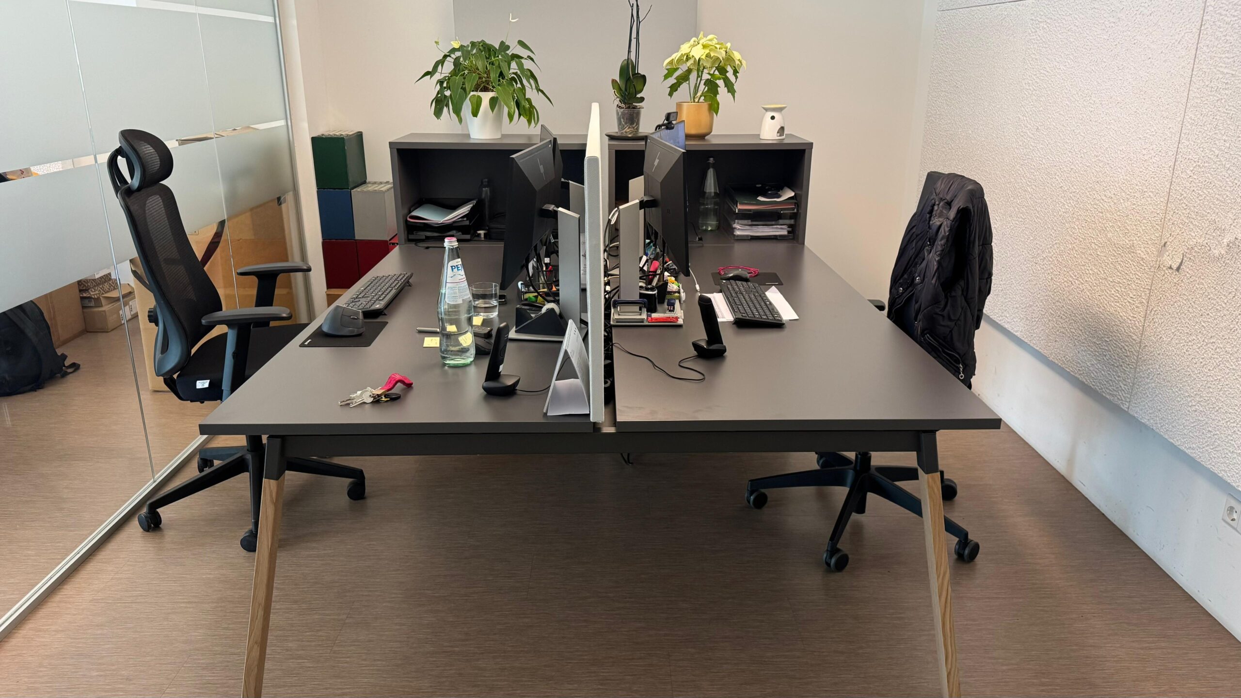 Schreibtisch Bench (Doppeltisch) mit Stauraum – 1.800 € pro Stück (2 Stück verfügbar)