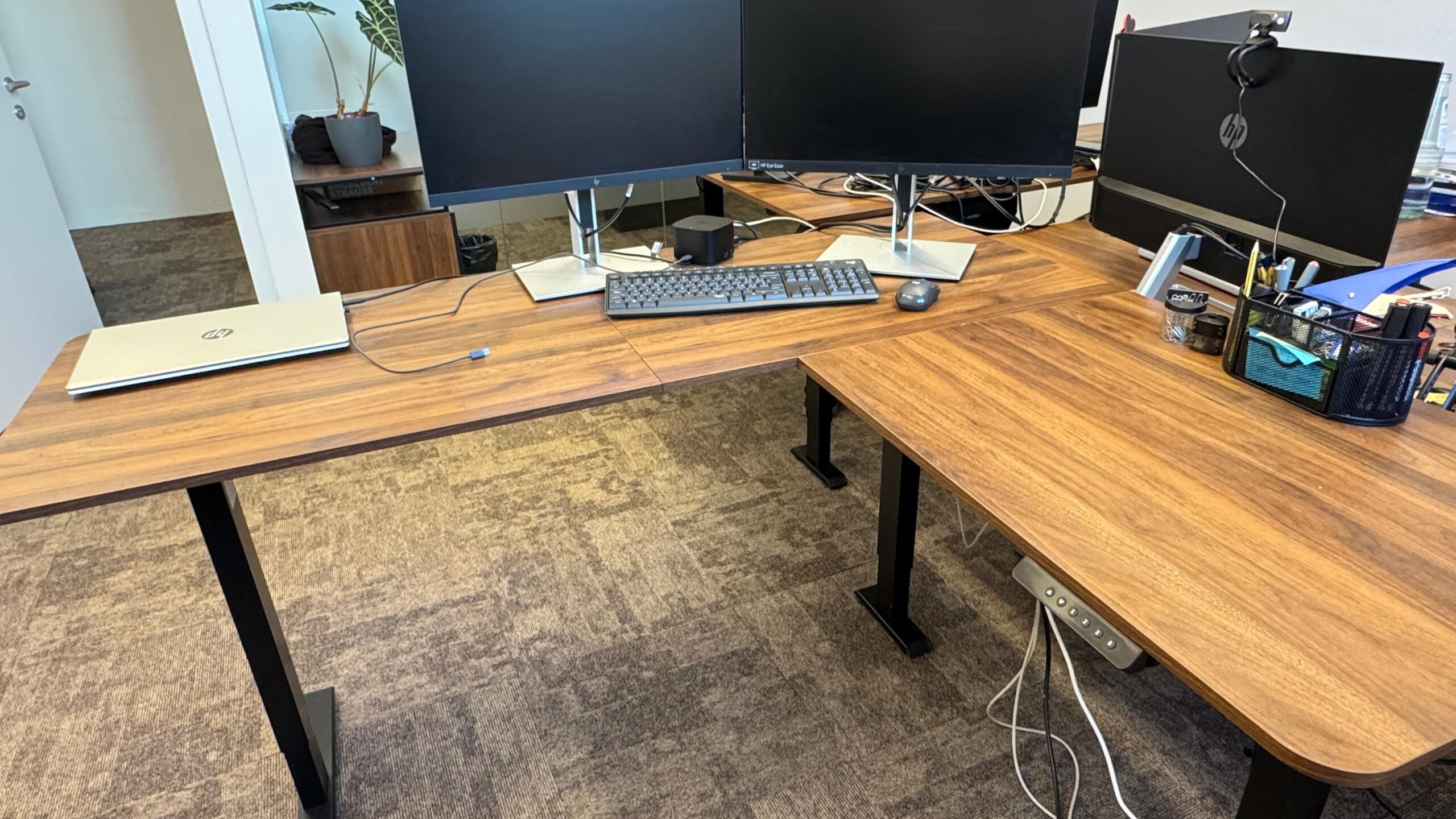 Höhenverstellbarer L-Shape Eckschreibtisch mit Aktenschrank – 500 € pro Stück (6 Stück verfügbar)