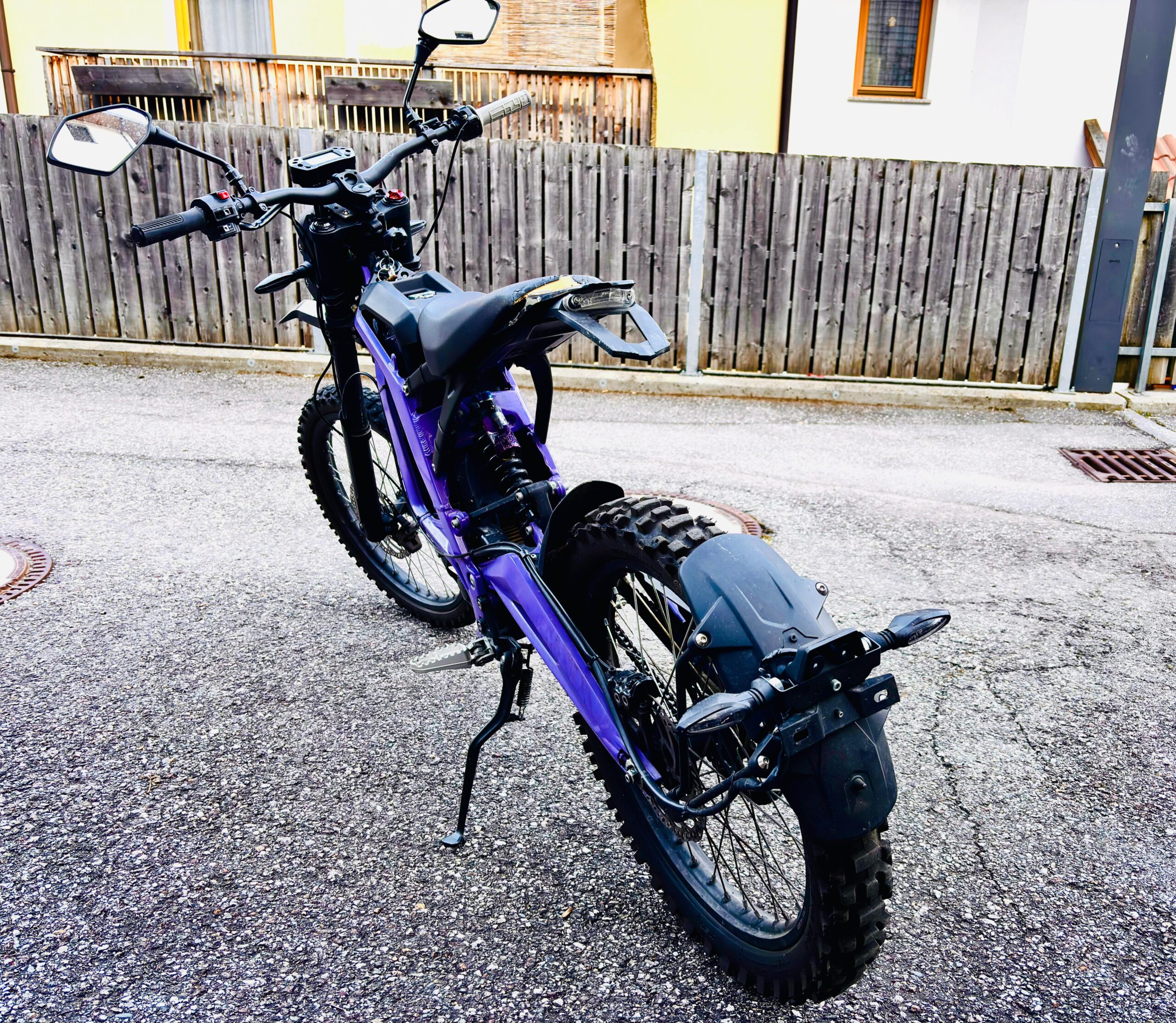 Sur-Ron Light Bee L1E (2021) – 4.400 km – viele Teile dabei