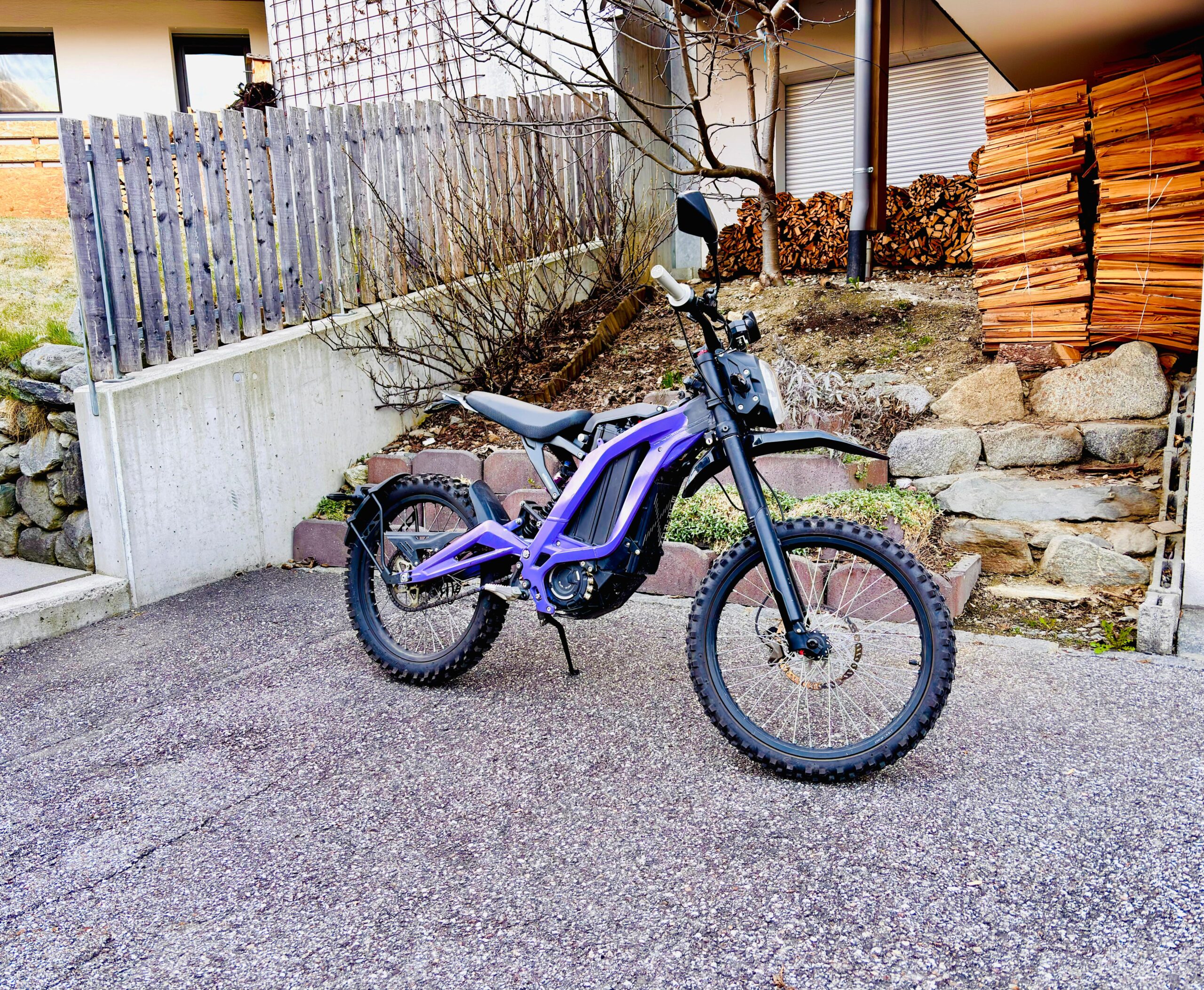 Sur-Ron Light Bee L1E (2021) – 4.400 km – viele Teile dabei