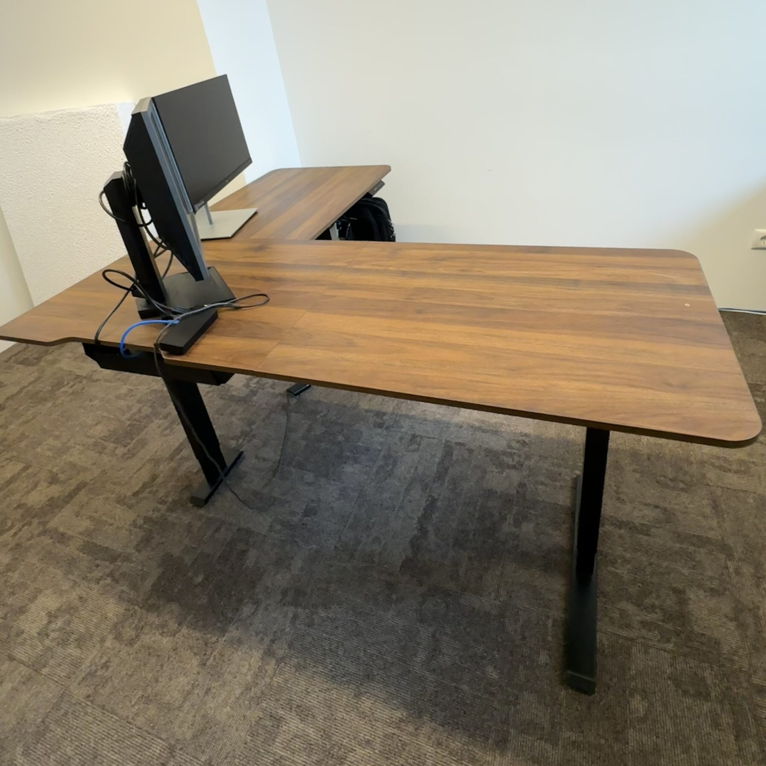 Höhenverstellbarer L-Shape Eckschreibtisch mit Aktenschrank – 500 € pro Stück (6 Stück verfügbar)