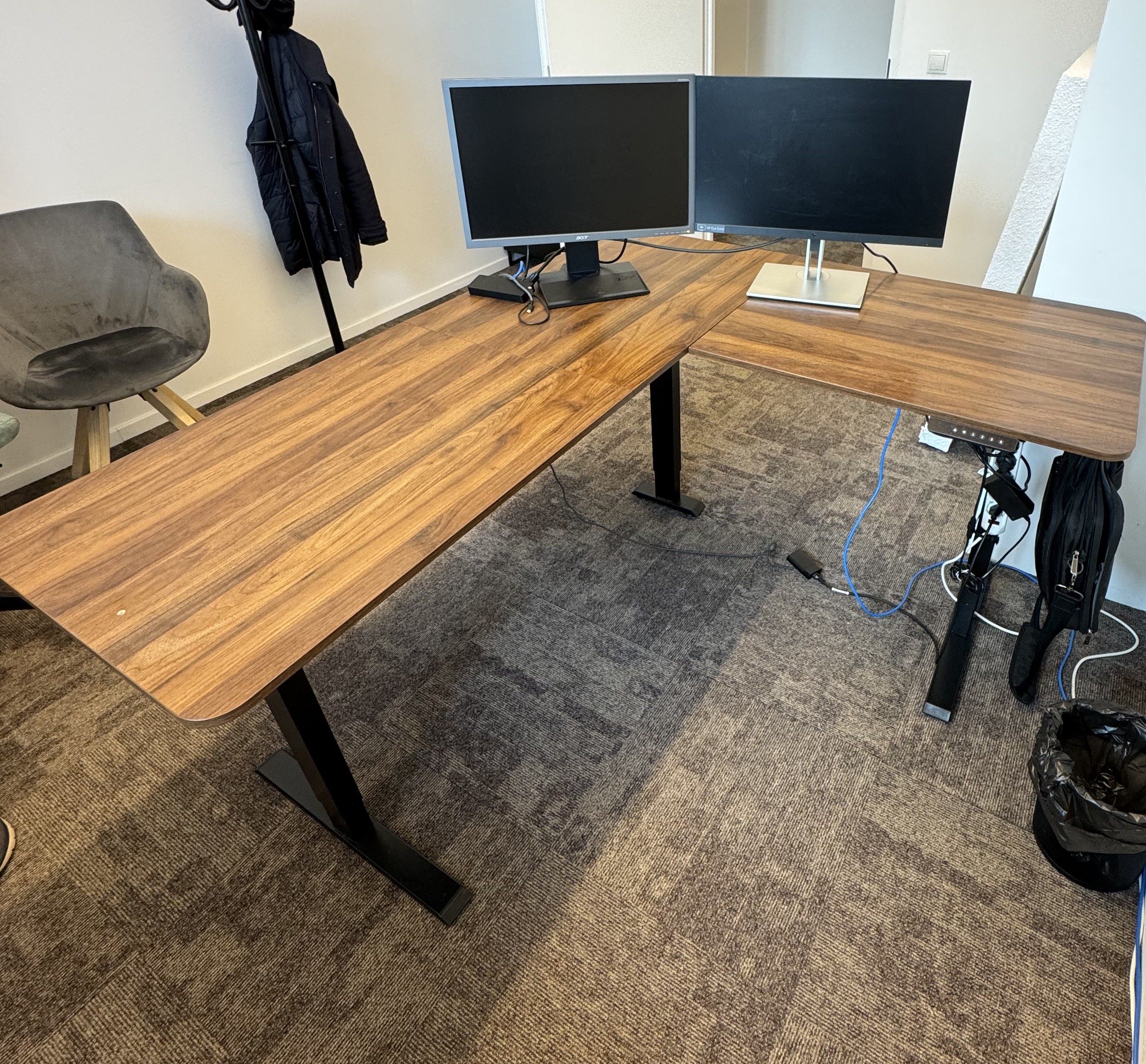 Höhenverstellbarer L-Shape Eckschreibtisch mit Aktenschrank – 500 € pro Stück (6 Stück verfügbar)