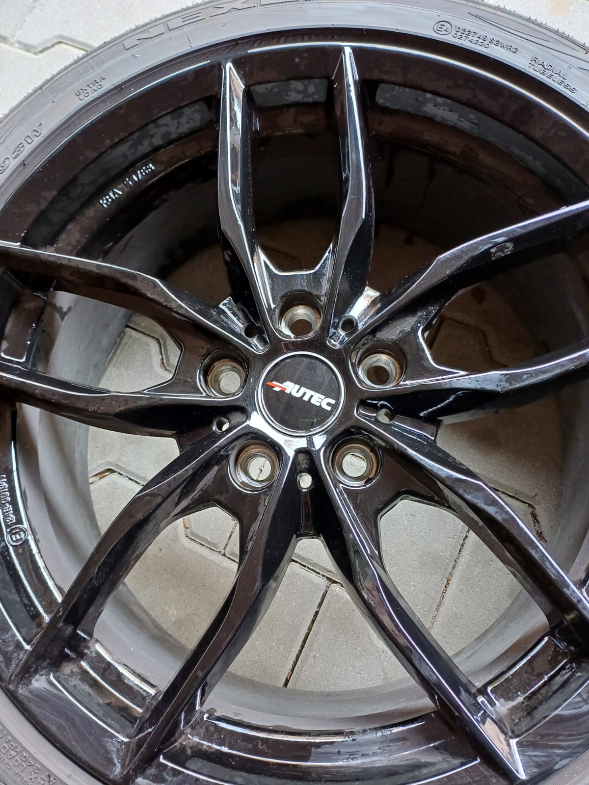 Schwarze Felgen mit Sommerreifen für Mini Cooper – wie NEU!