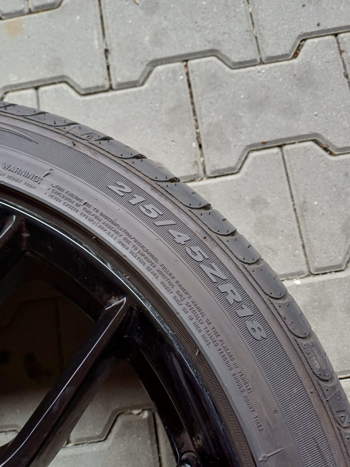 Schwarze Felgen mit Sommerreifen für Mini Cooper – wie NEU!