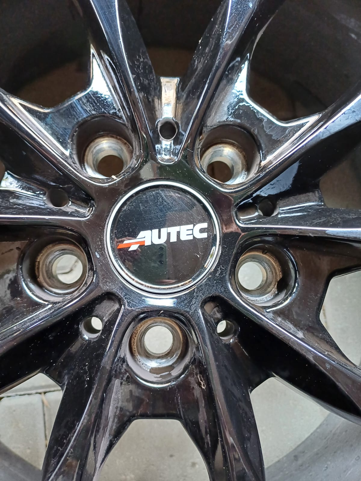 Schwarze Felgen mit Sommerreifen für Mini Cooper – wie NEU!