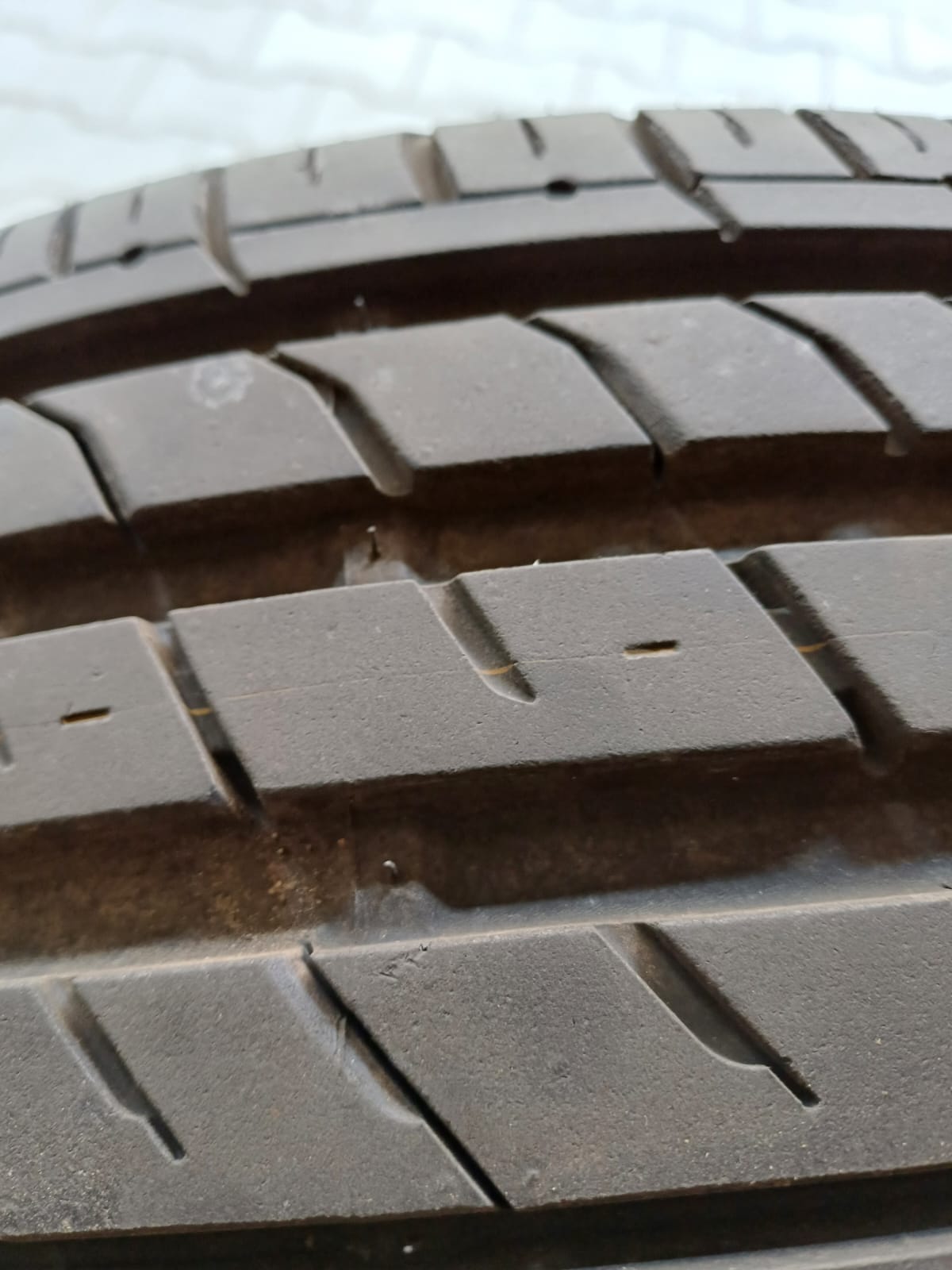 Schwarze Felgen mit Sommerreifen für Mini Cooper – wie NEU!