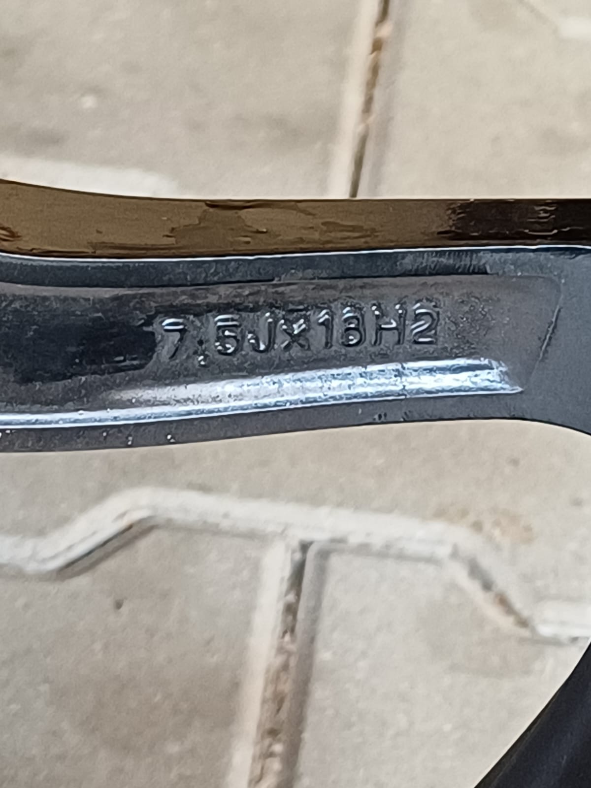 Schwarze Felgen mit Sommerreifen für Mini Cooper – wie NEU!