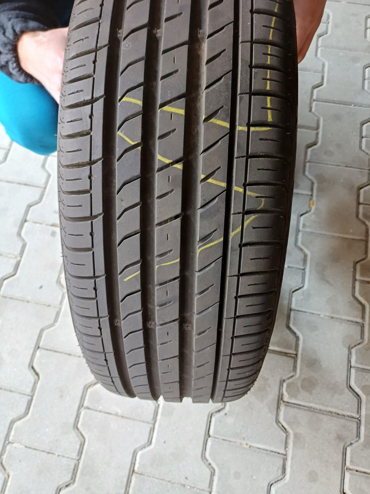 Schwarze Felgen mit Sommerreifen für Mini Cooper – wie NEU!