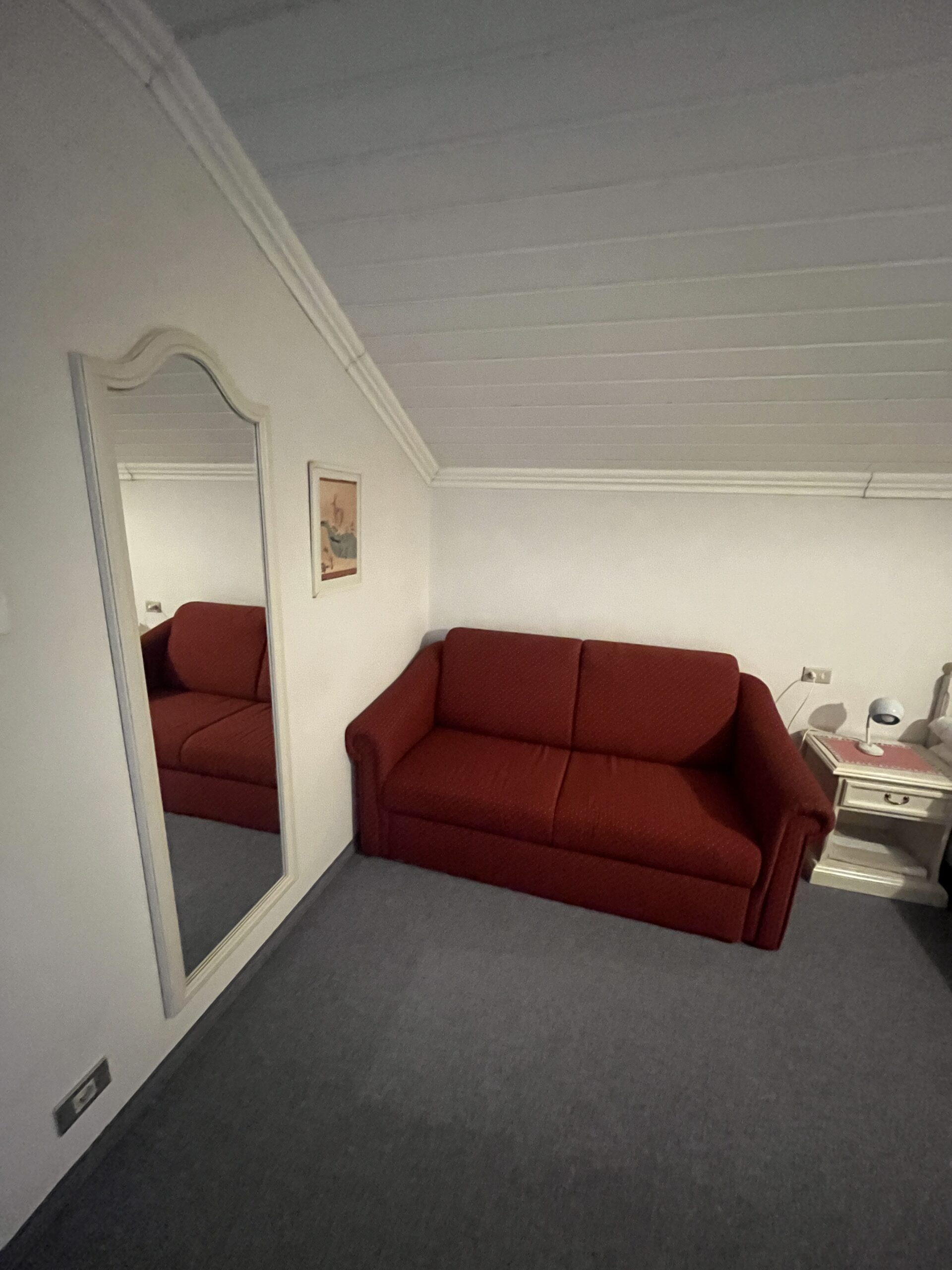 rotes ausziehbares Schlafsofa